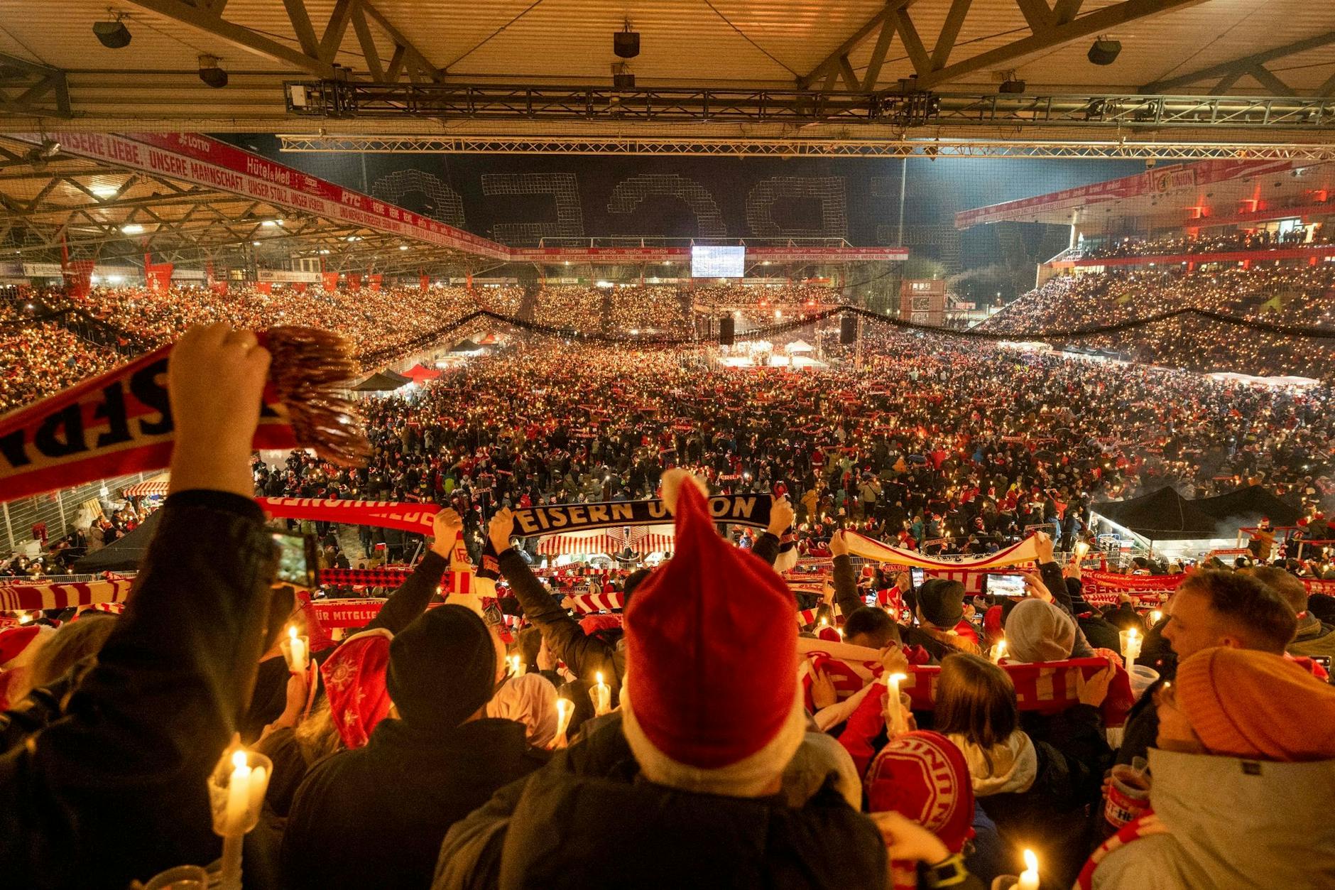 Tausende Menschen nahmen am Weihnachtssingen in der Alten Försterei teil.