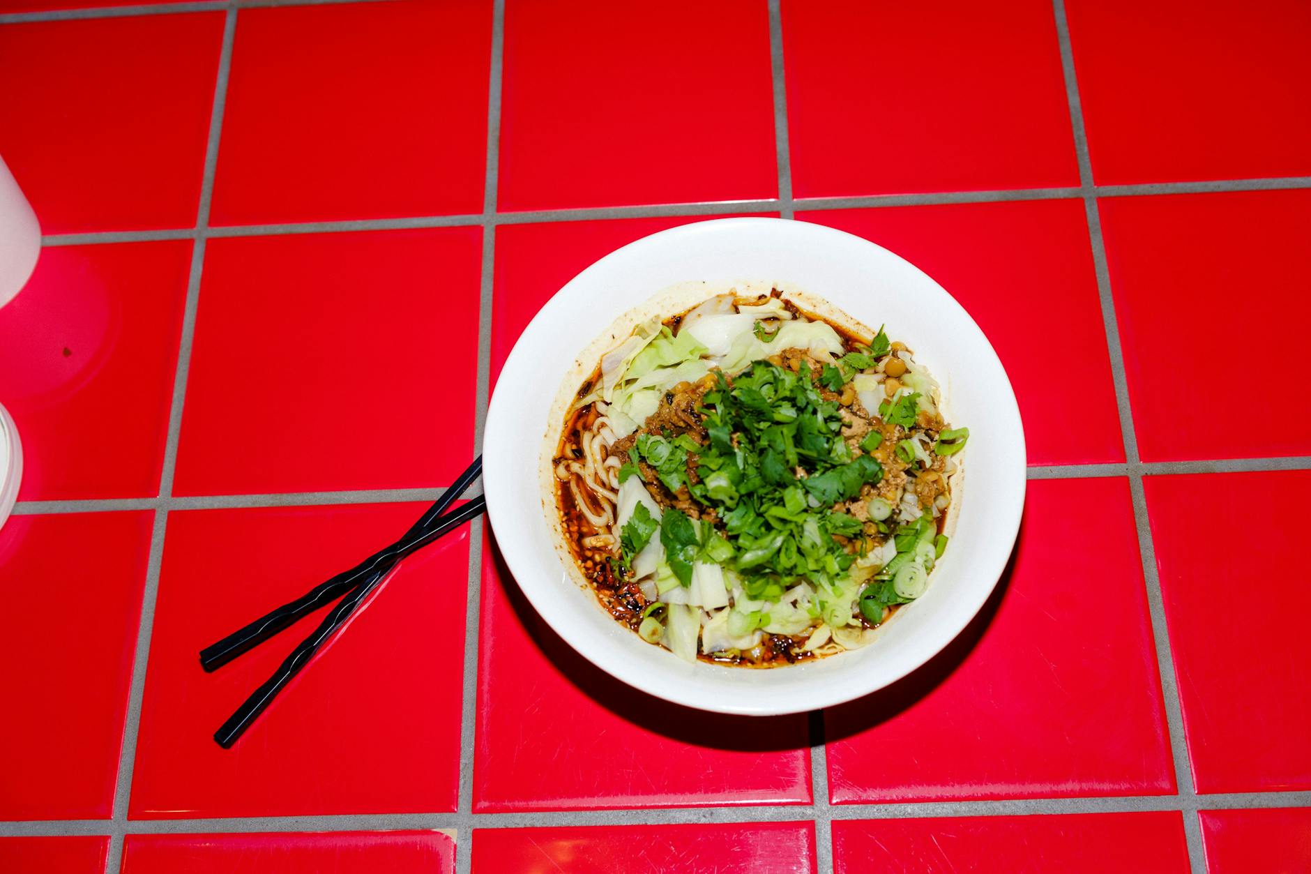 Eine Pfanne scharfe Szechuan-Nudeln sind für jeden Kater das Richtige. Die besten in Berlin gibt’s bei Chungking-Noodles in Kreuzberg.