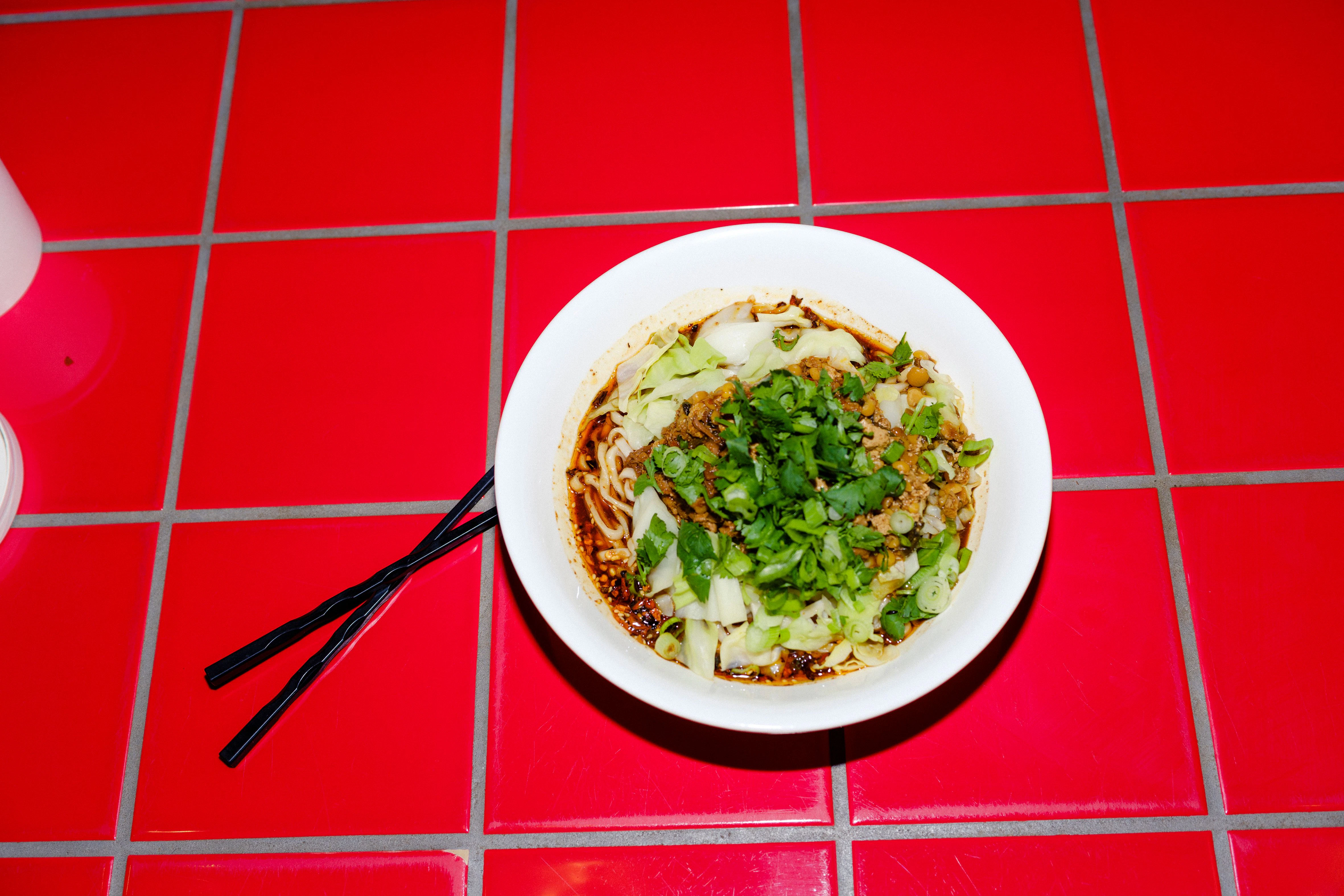Eine Pfanne scharfe Szechuan-Nudeln sind für jeden Kater das Richtige. Die besten in Berlin gibt’s bei Chungking-Noodles in Kreuzberg.