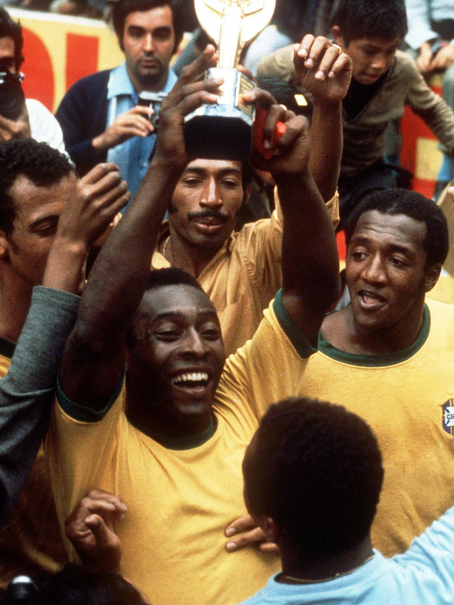 Pelé (Mitte) präsentiert den Weltmeister-Pokal in Mexiko 1970.