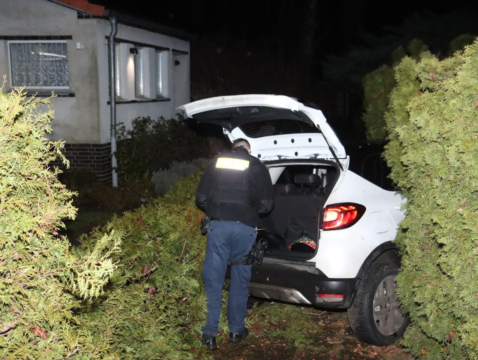 Filmreife Verfolgungsjagd in der Nacht: „Koks-Taxi“ kracht in Vorgarten – doch die Polizei lässt die Übeltäter laufen