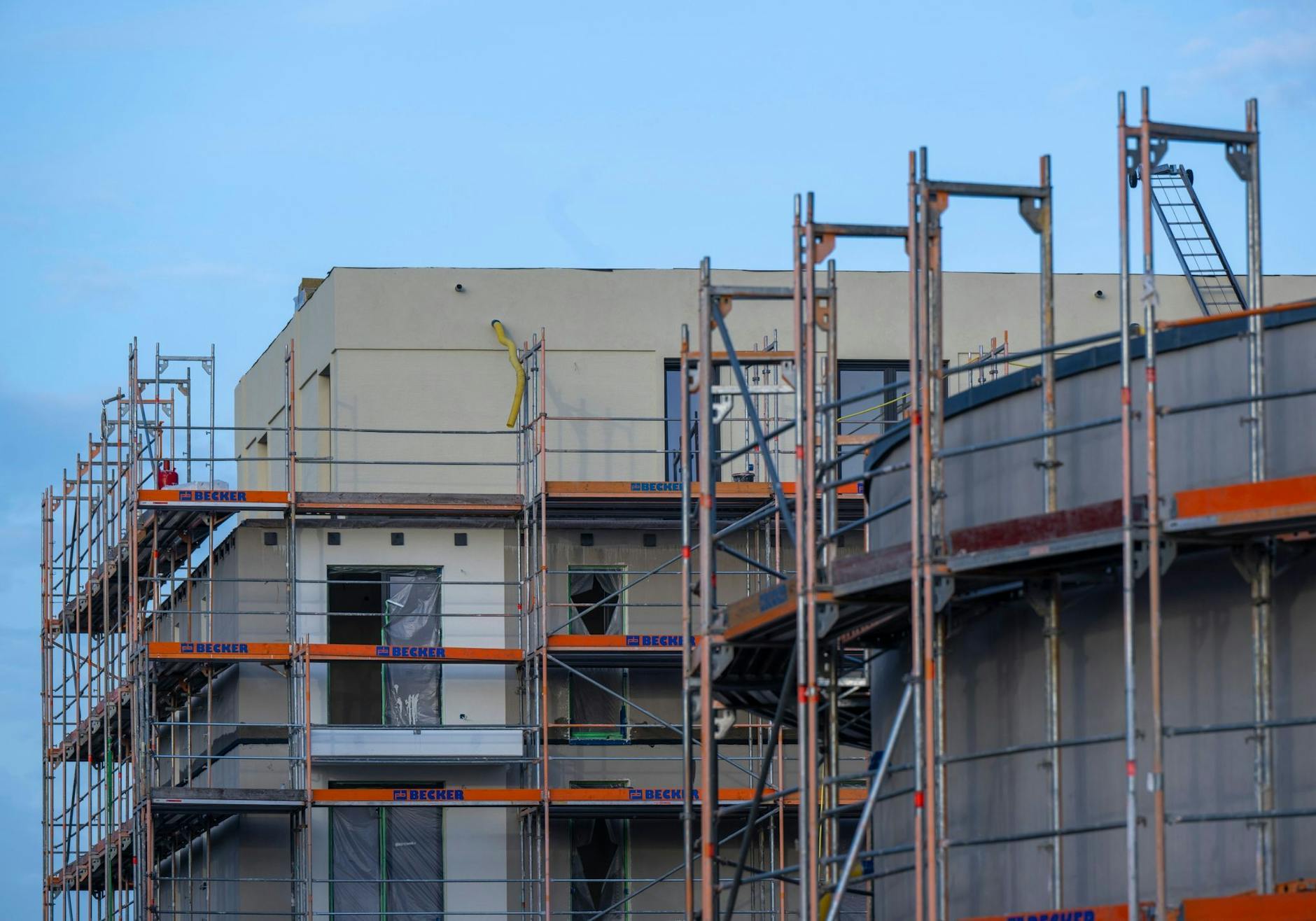 ARCHIV - Eine Baustelle im Berliner Süden.