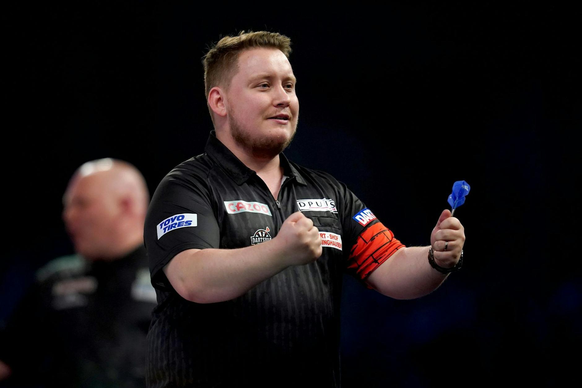 ARCHIV - Martin Schindler trifft bei der Darts-WM auf den englischen Vorjahresfinalisten Michael Smith.