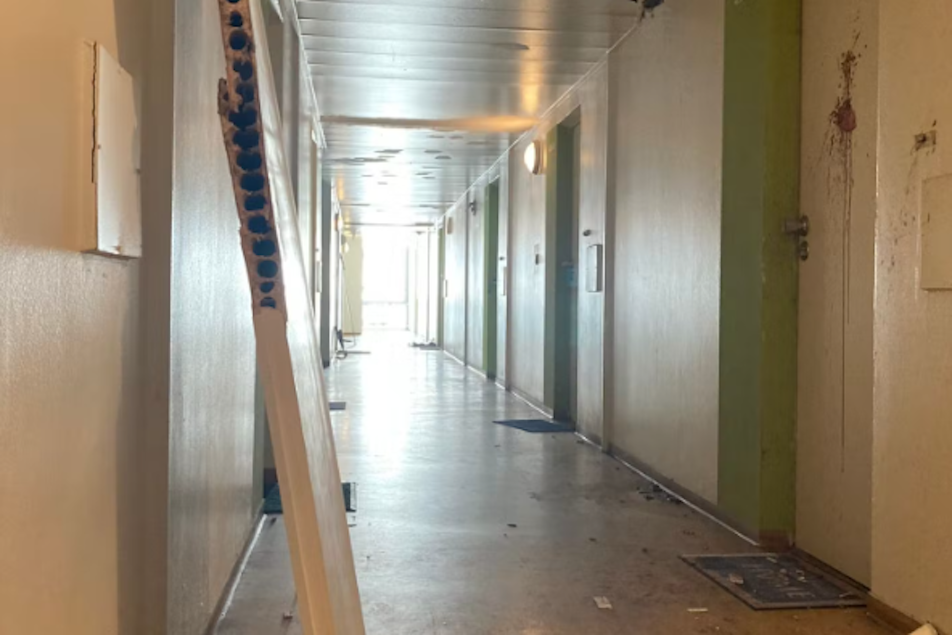 Der Täter jagte die Frau über den Flur und schlug dabei auf Türen, Wände und Deckenverkleidungen ein.