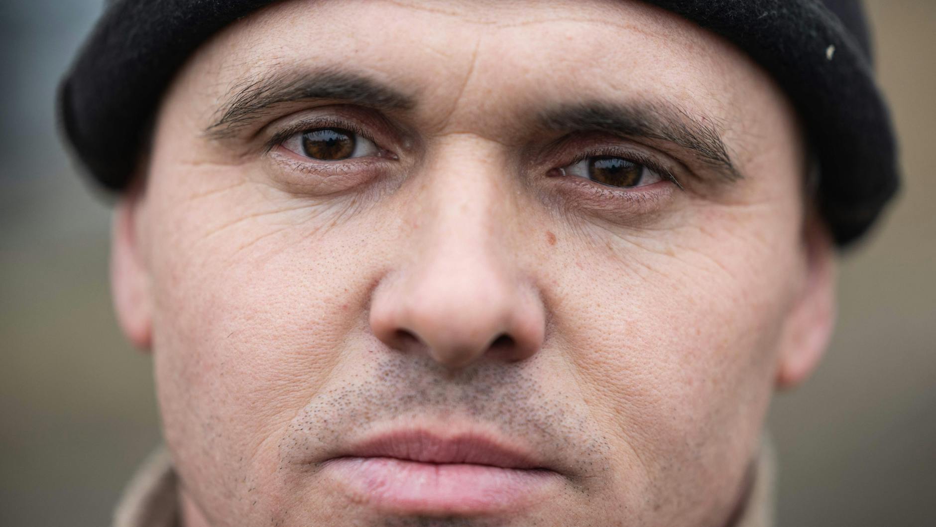 Der 41-jährige Russe Tichij war mit seiner ukrainischen Ehefrau und den beiden Kindern in Kiew zu Besuch, als der Krieg begann. Heim nach Russland kehrte die Familie seitdem nicht mehr.