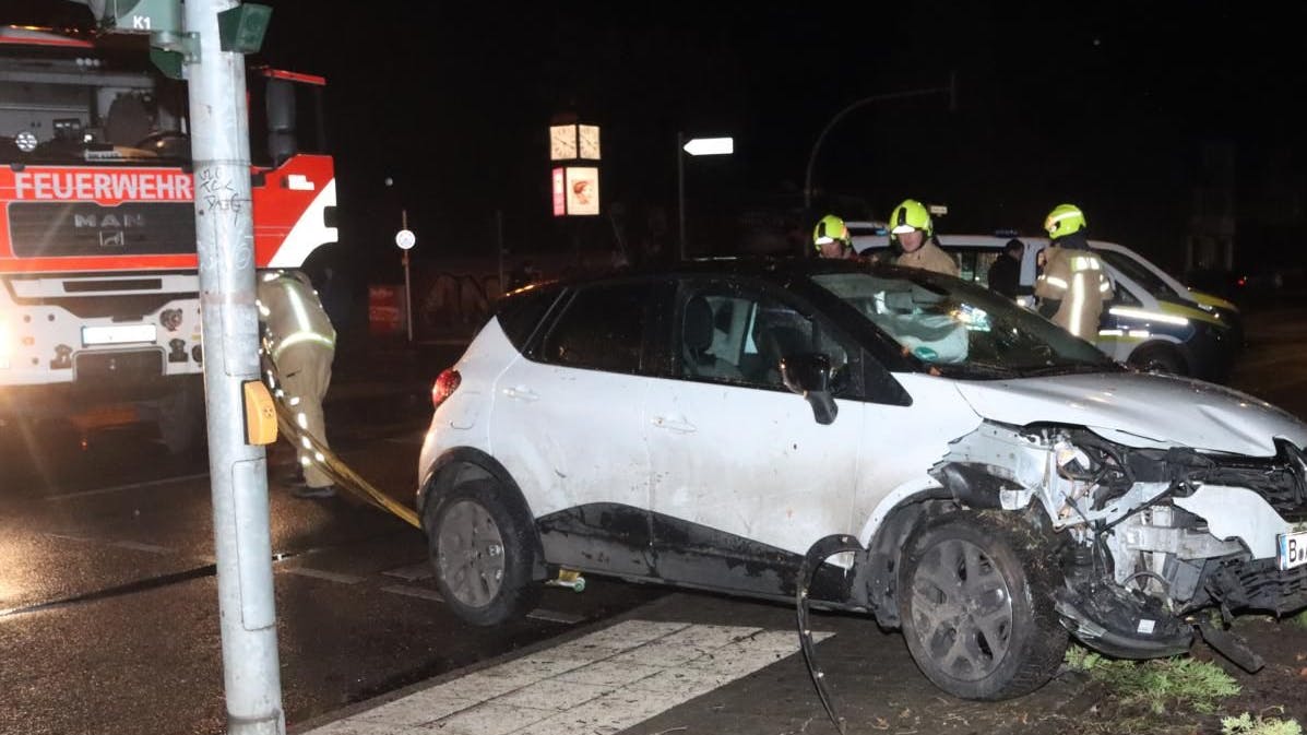 Feuerwehrleute bergen den Renault aus dem Vorgarten.