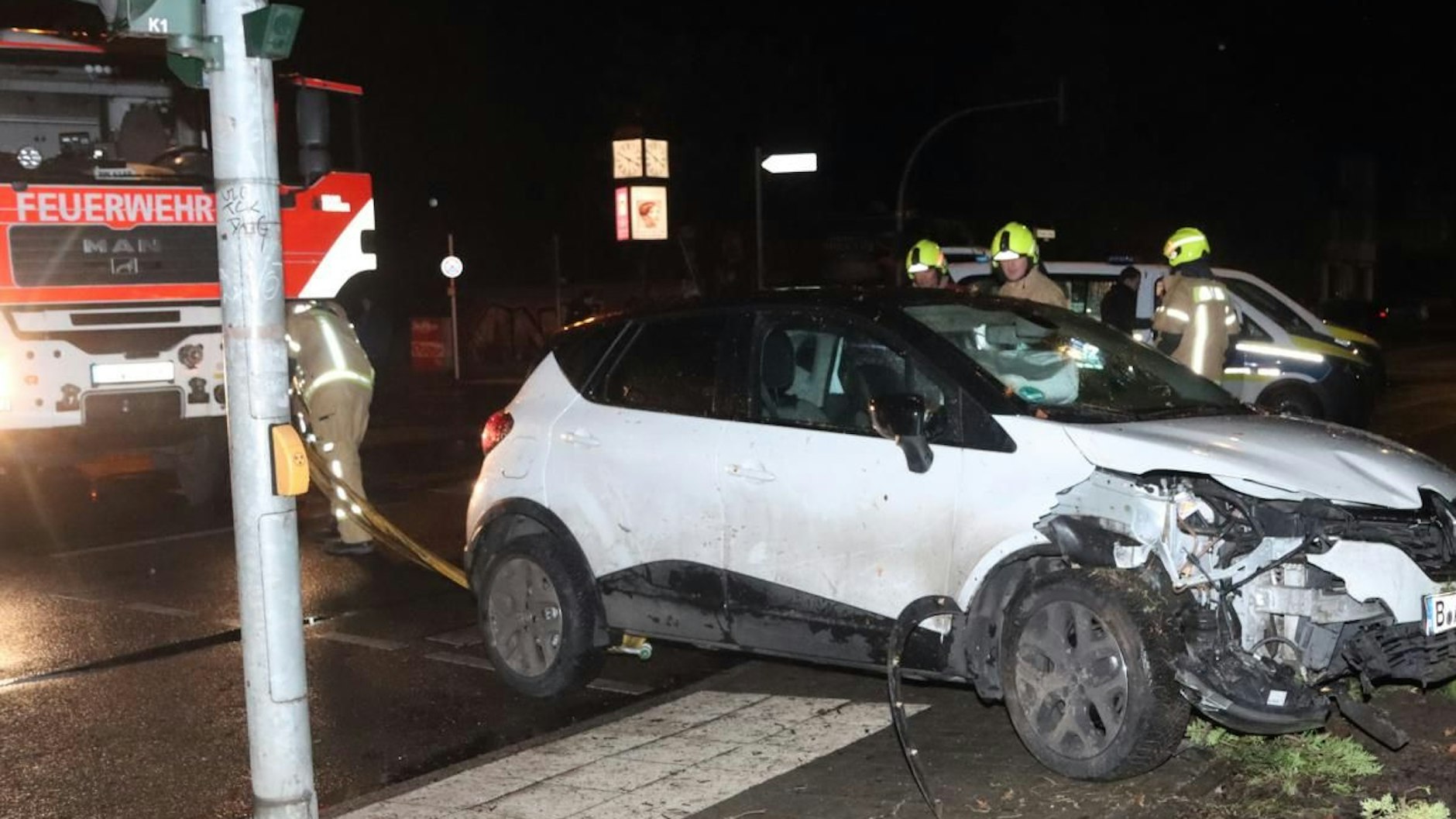 Feuerwehrleute bergen den Renault aus dem Vorgarten.