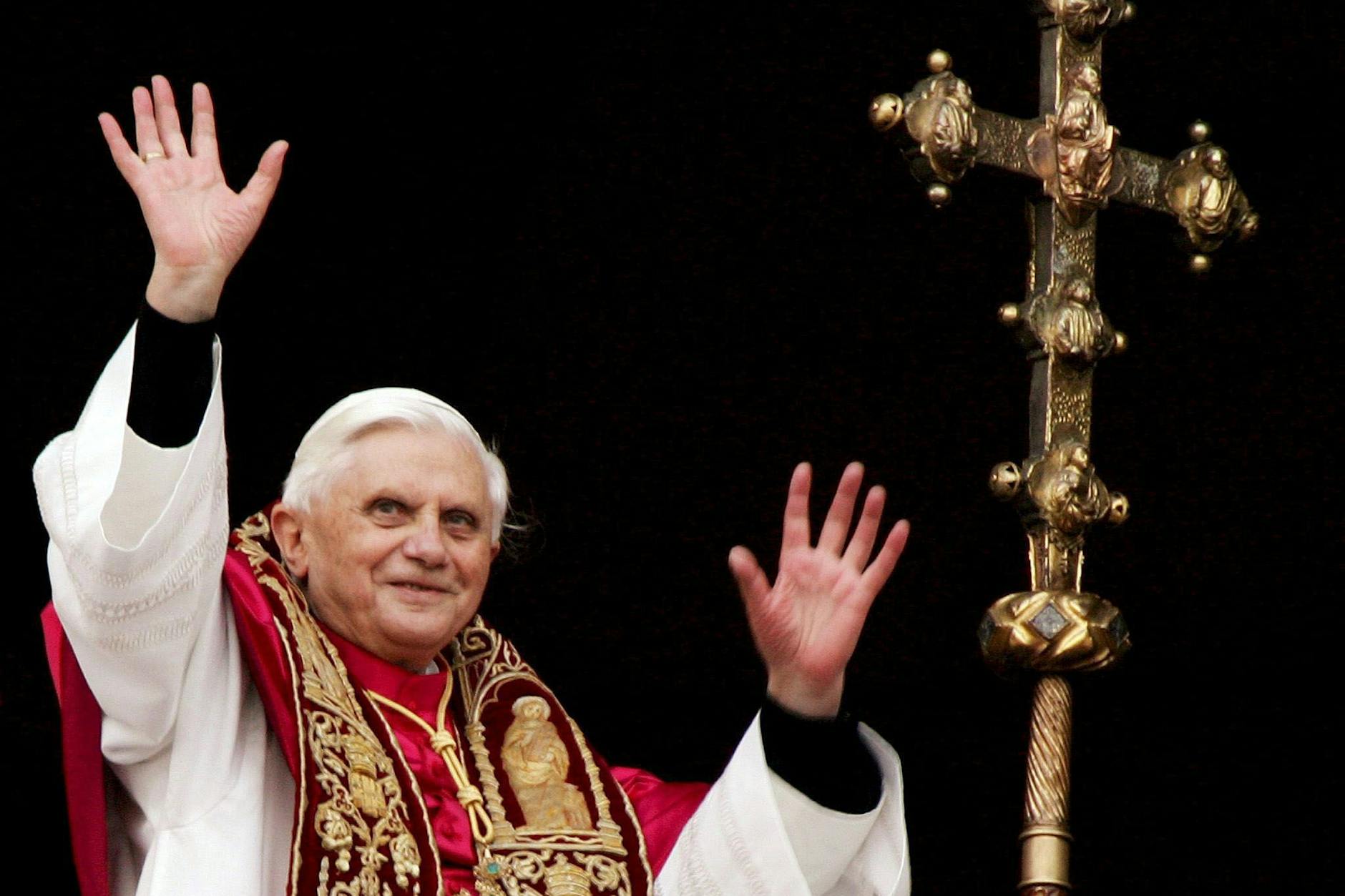 Papst Benedikt XVI. grüßt nach seiner Wahl am 19. April 2005 die Gläubigen vom Balkon des Petersdoms im Vatikan. Benedikt verzichtete im Jahr 2013 freiwillig auf das Amt.