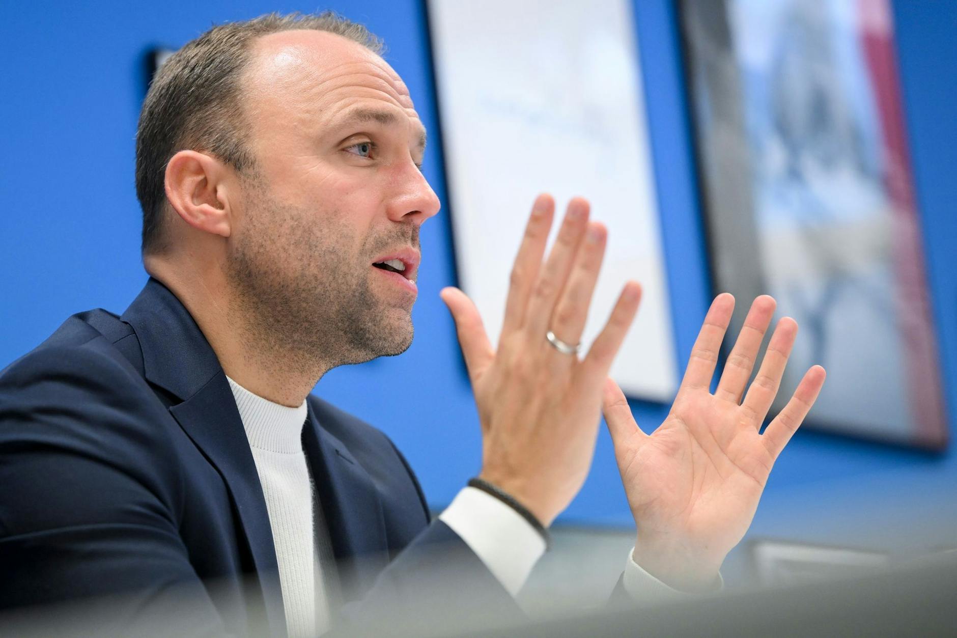 ARCHIV - Sebastian Czaja, Vorsitzender der FDP-Fraktion im Berliner Abgeordnetenhaus, gestikuliert.