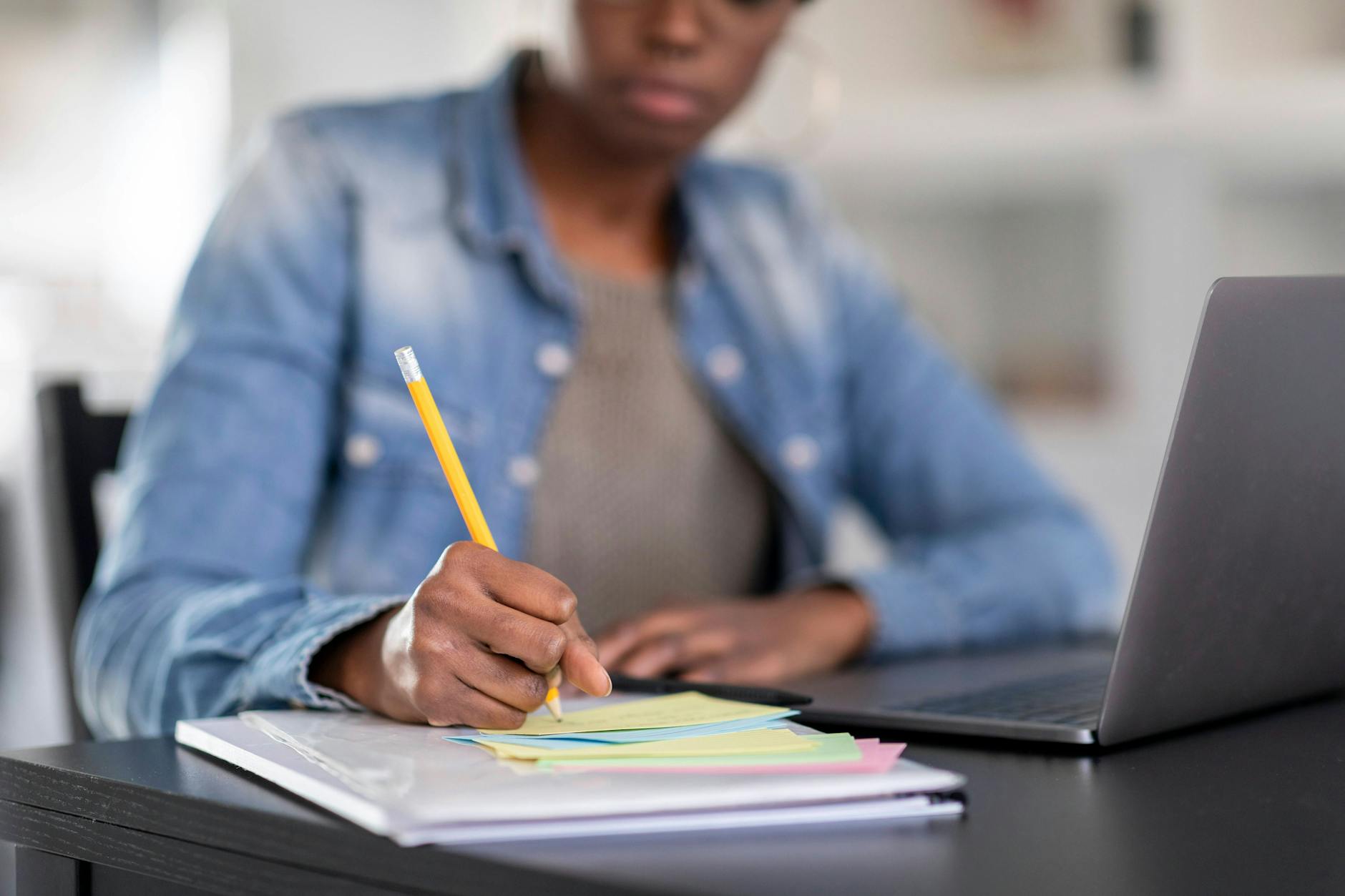 In der Redaktion hat man mehr Kontakt mit Kollegen als im Homeoffice. Ist das belastend oder bereichernd?