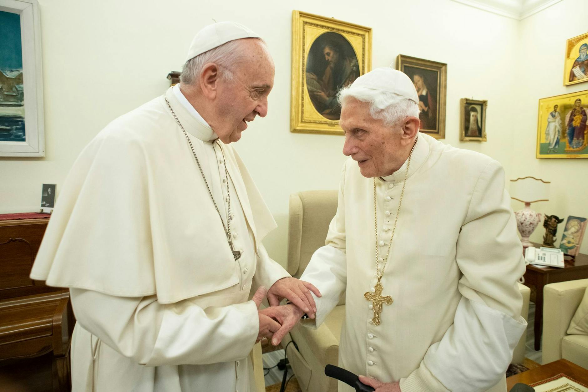Papst Franziskus (l) und der emeritierte Papst Benedikt XVI. unterhalten sich im Dezember 2018 im Kloster „Mater Ecclesiae“.
