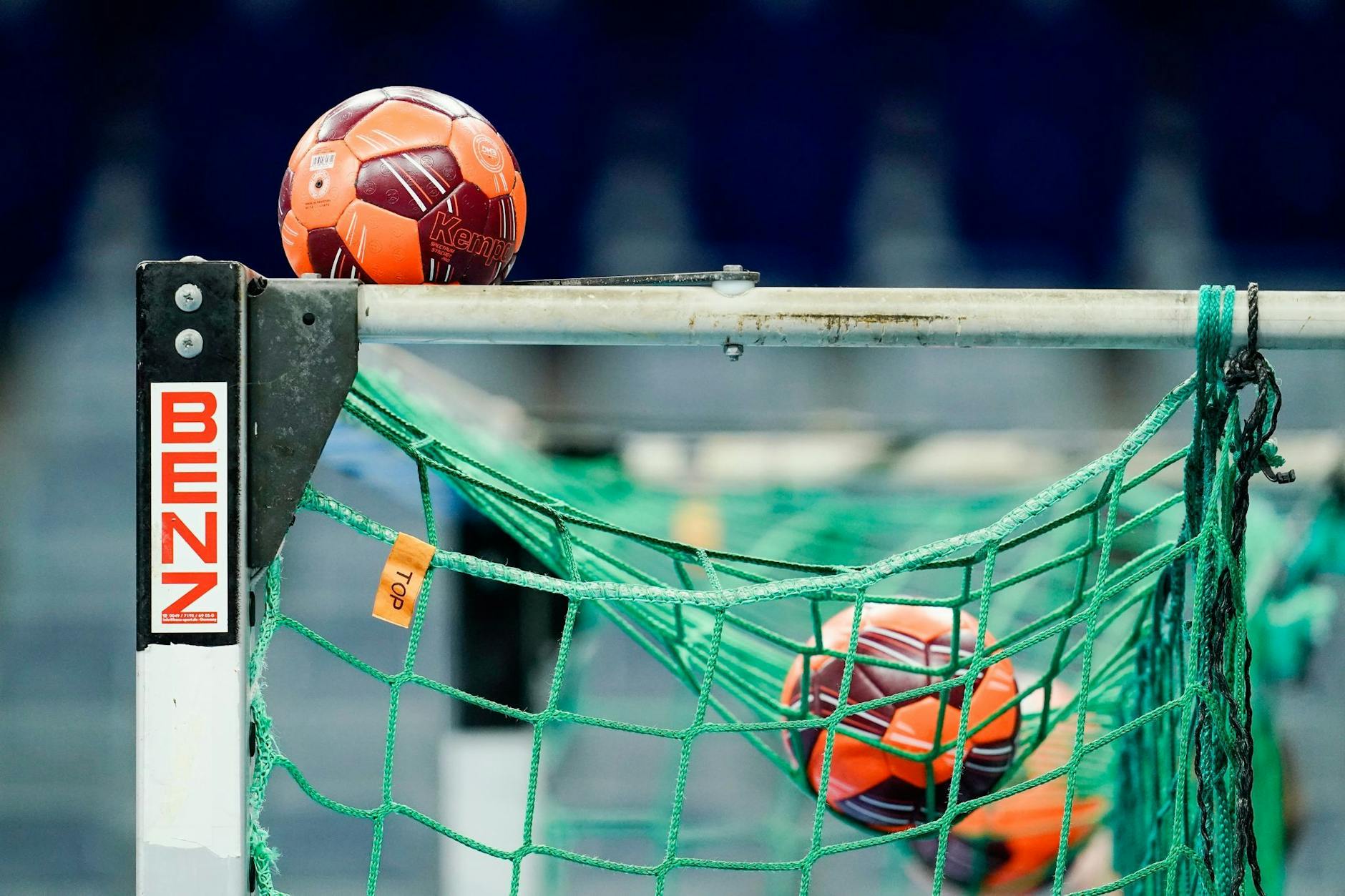 ARCHIV - Spielbälle liegen im Netz eines Handball-Tors.