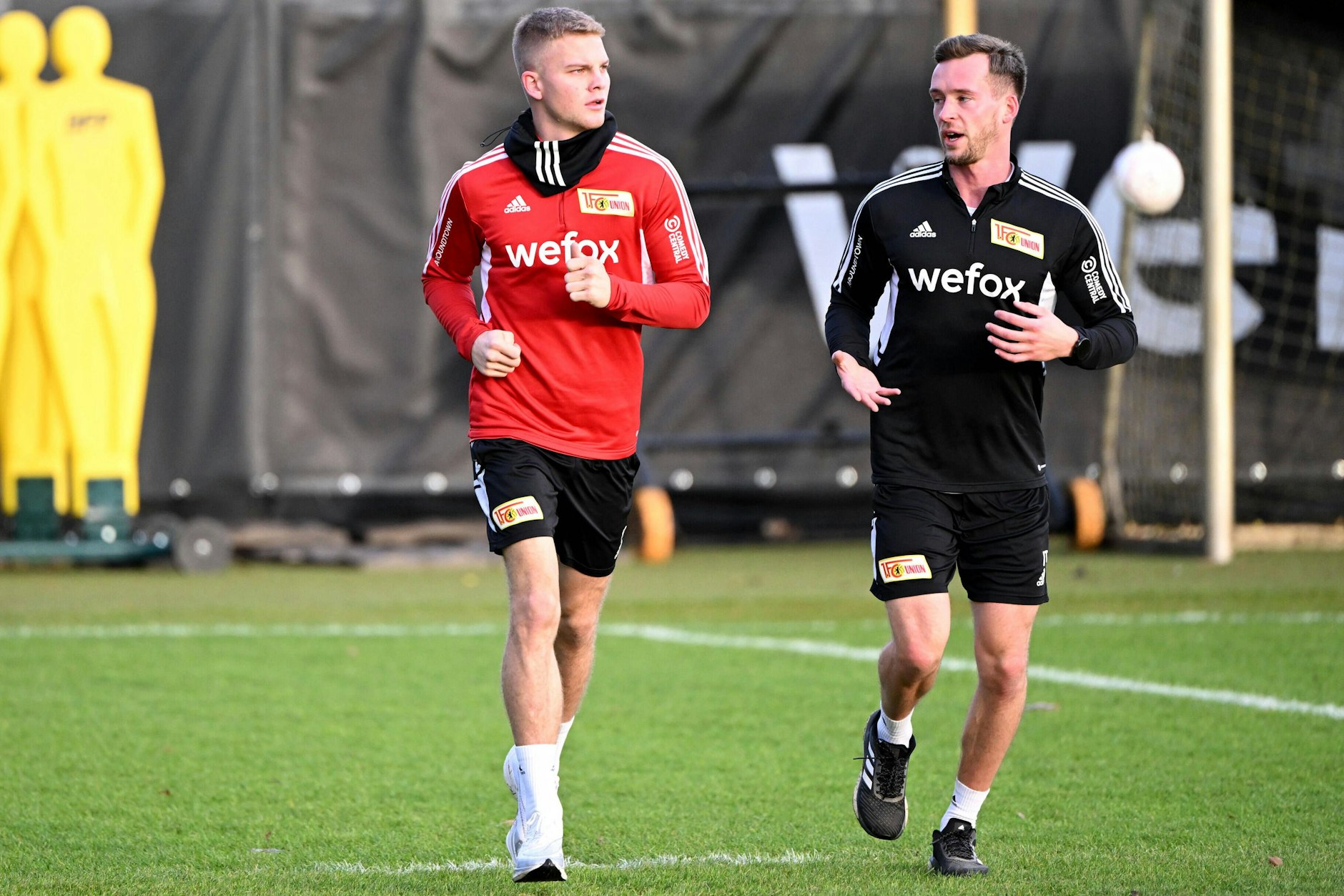 Unions András Schäfer dreht auf dem Trainingsplatz mit Reha-Trainer Johannes Thienel ein paar Runden.