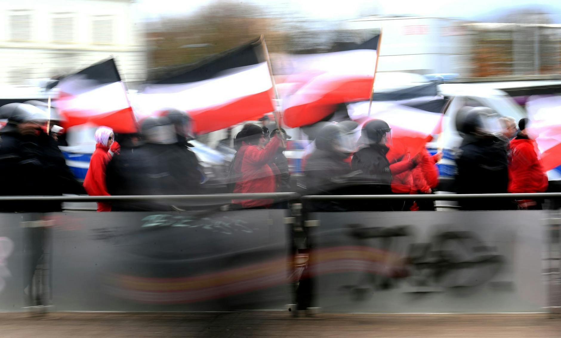 ARCHIV - Neonazi-Demonstration in Leipzig (Archivbild). dpa