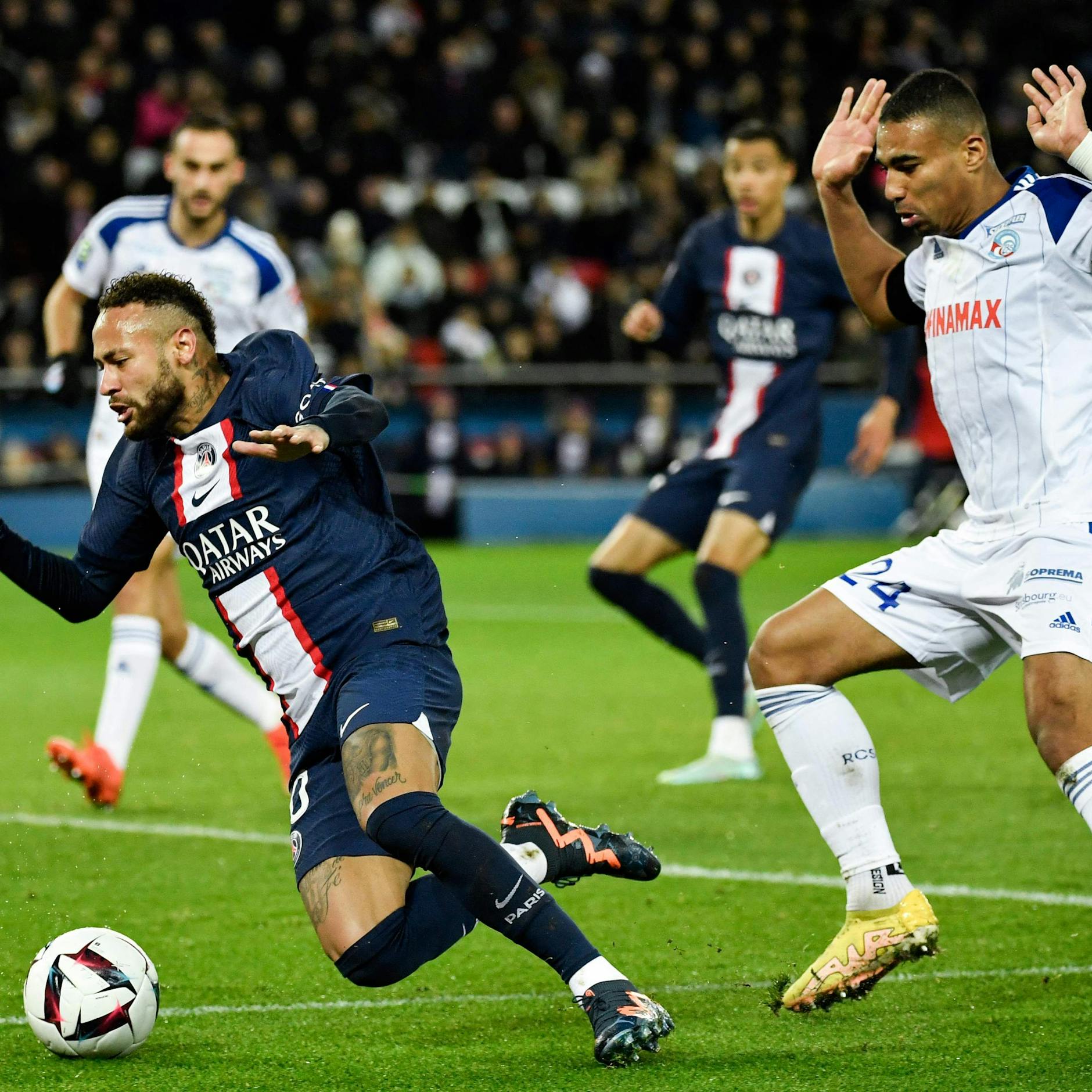 Was für eine Schmierenkomödie! Neymar (l.) hebt im Strafraum ab, ohne dass ihn Gegner Djiku berührt hat.