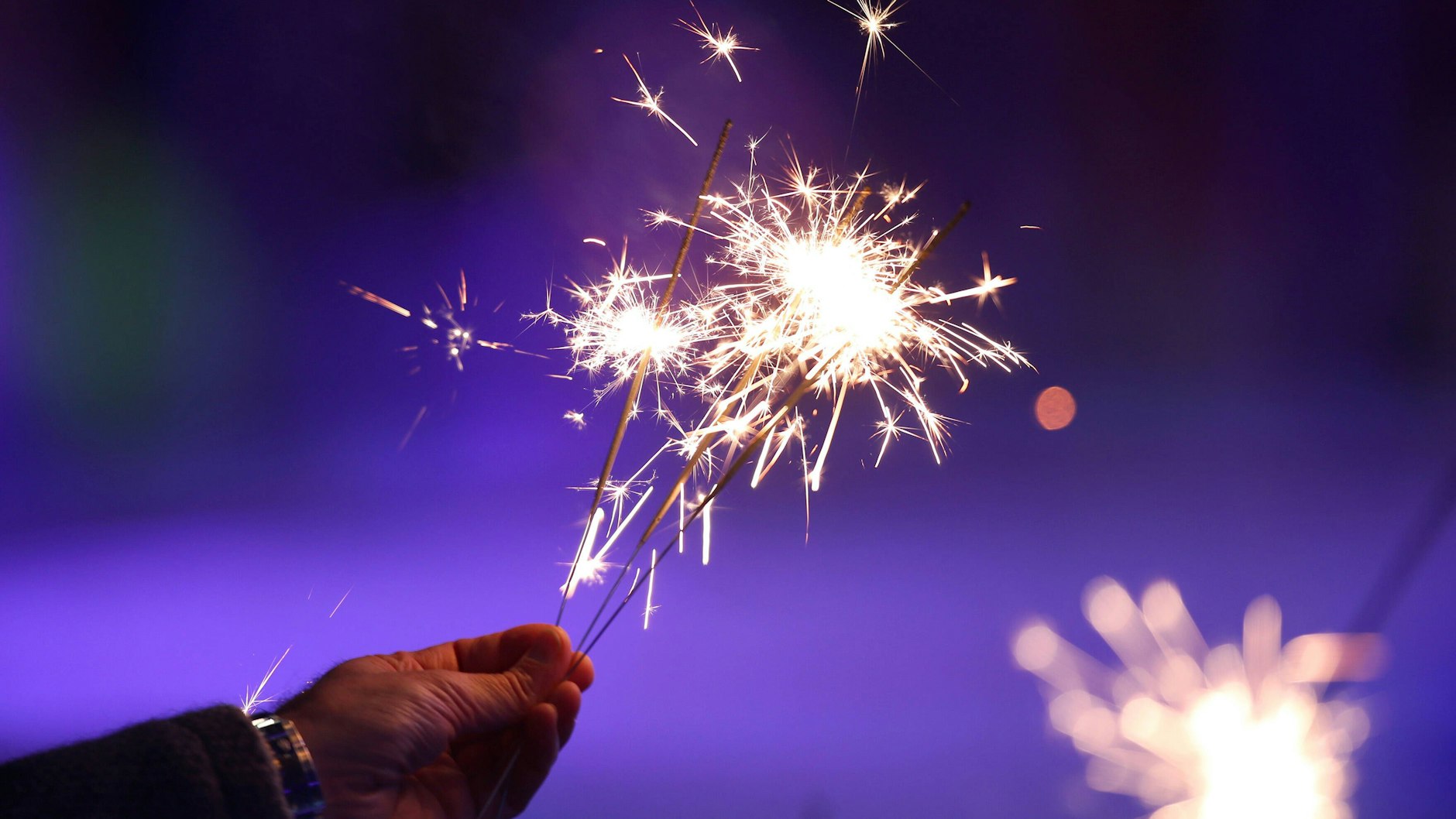 Feuerwerk an Silvester Experte warnt vor Wunderkerzen! DARUM kann der