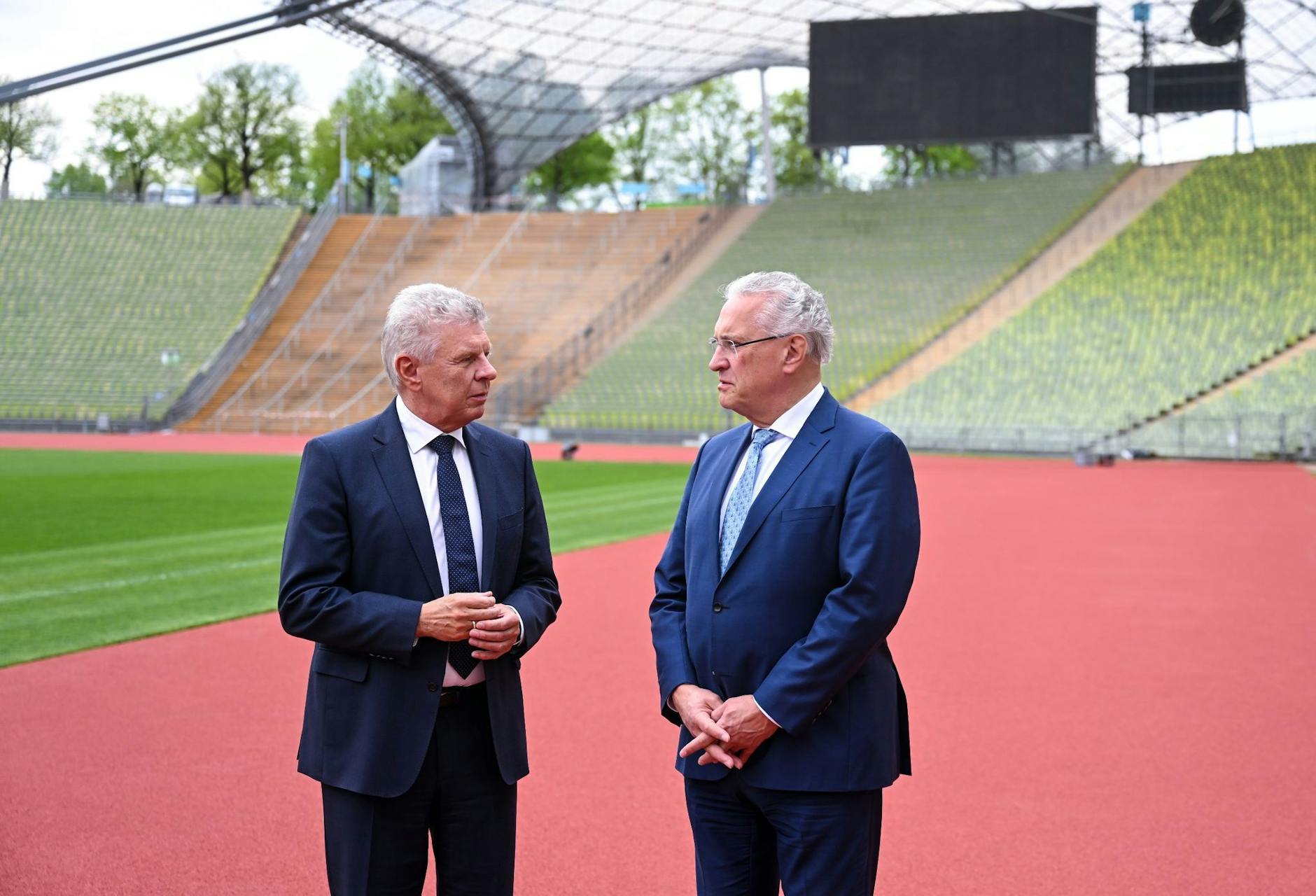 ARCHIV - Dieter Reiter (l, SPD), Oberbürgermeister von München, und Joachim Herrmann (CSU), Innenminister von Bayern.
