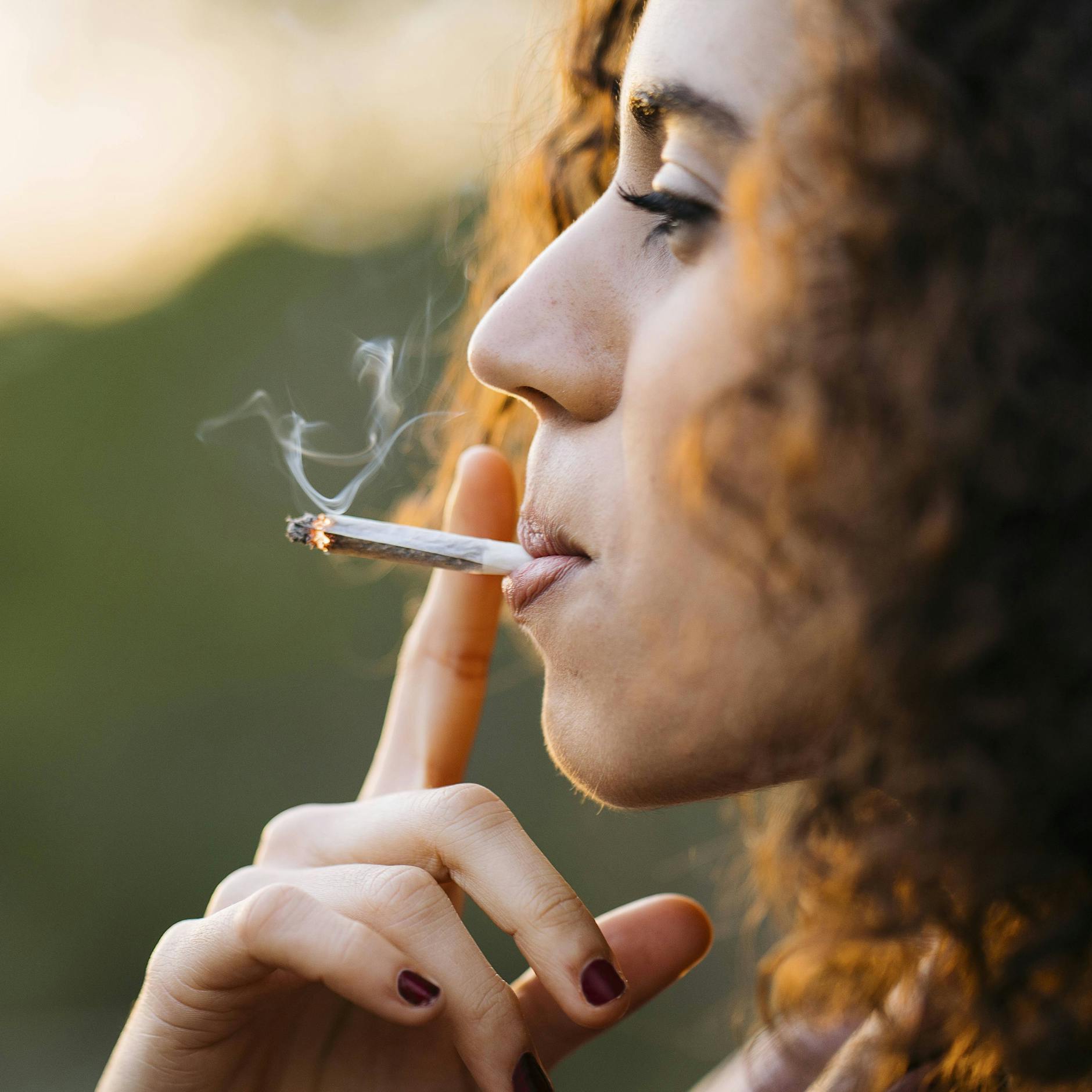 So bekommen sie gelbe Nikotin-Finger wieder sauber