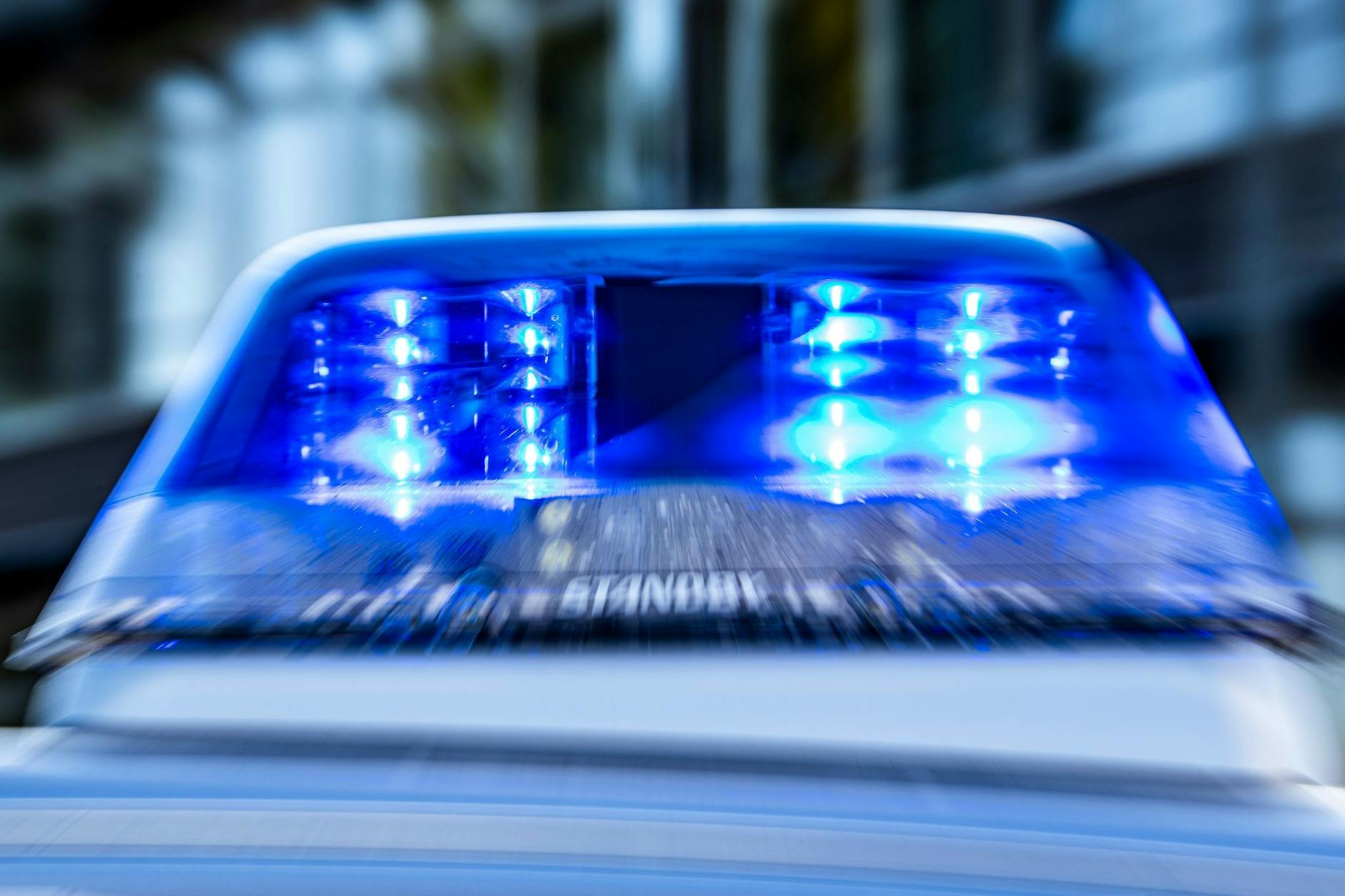 ARCHIV - Ein Blaulicht leuchtet auf dem Dach eines Polizeiwagens.