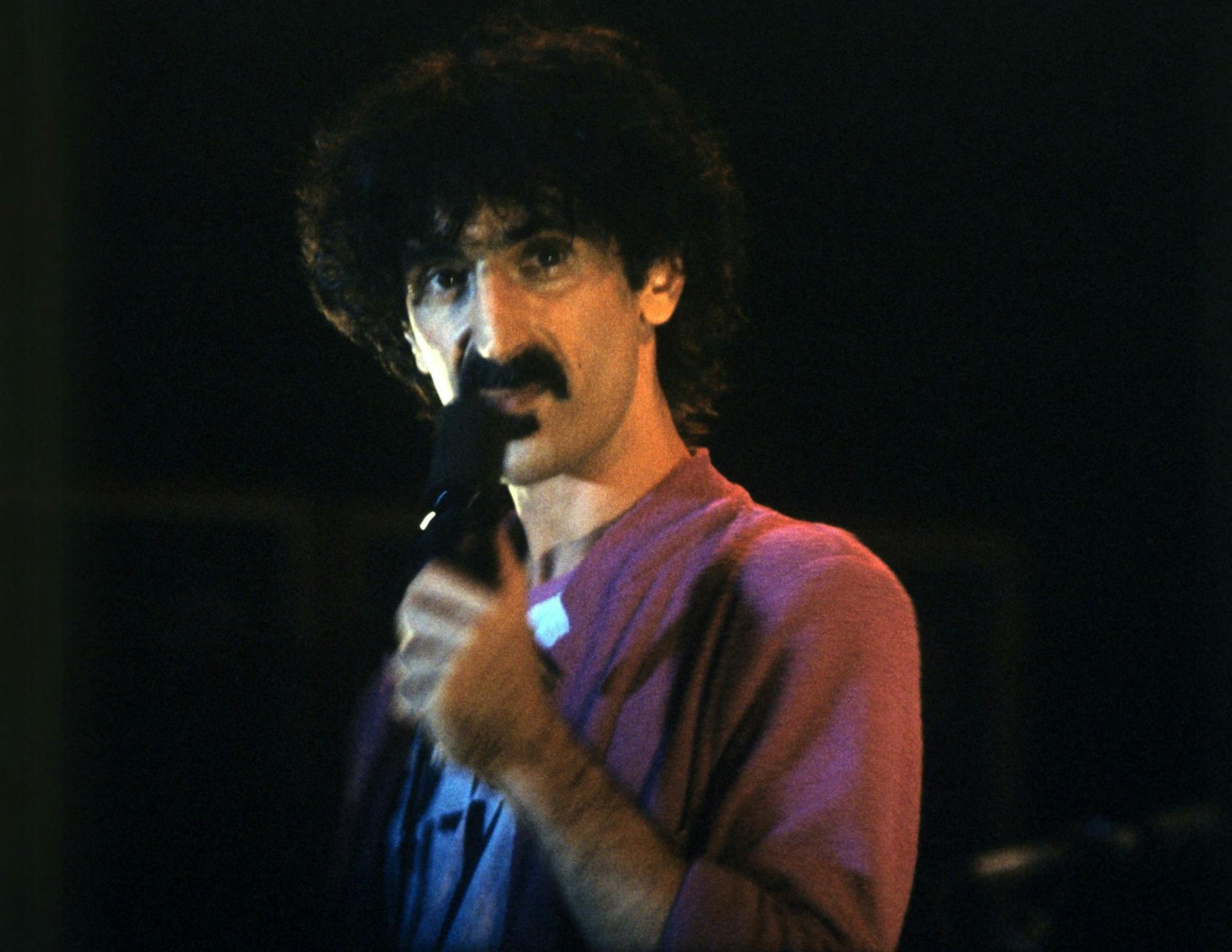ARCHIV - Frank Zappa bei einem Konzert in München 1980.