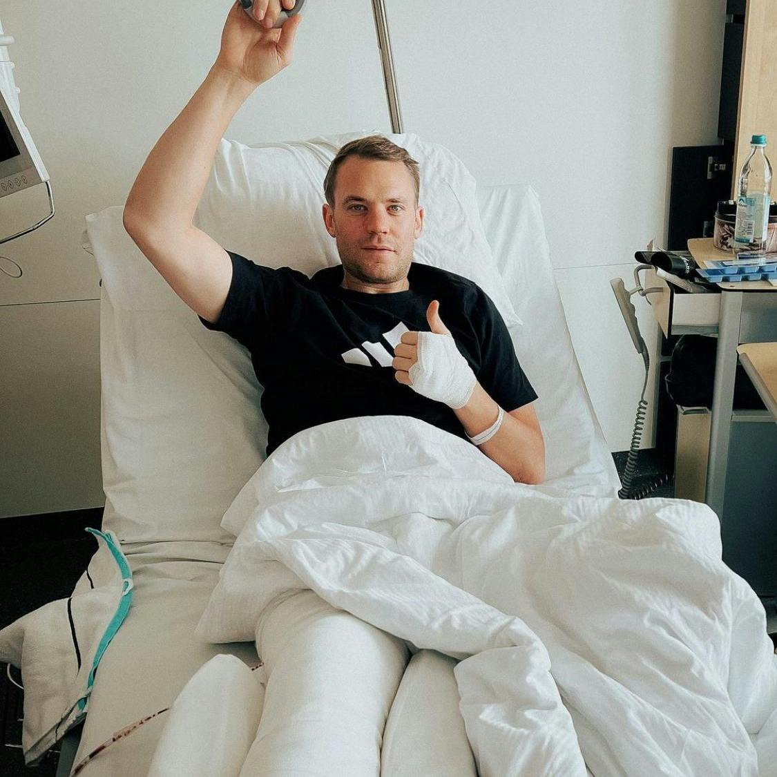 Nationaltorhüter Manuel Neuer meldete sich nach seinem Skiunfall mit gebrochenem Unterschenkel aus dem Krankenhaus via Instagram.