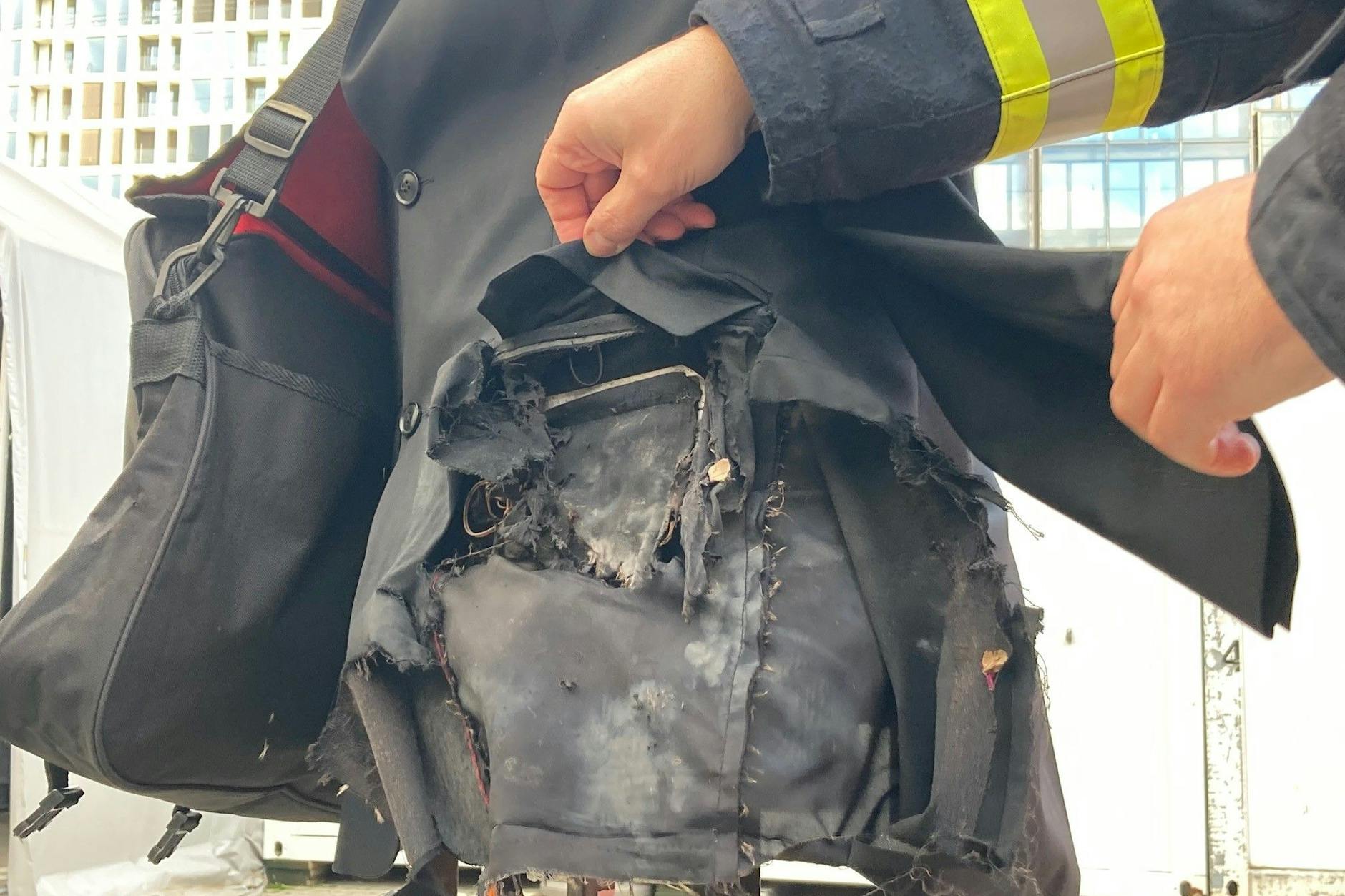 Schwerste Weichteilverletzungen können die Folge sein: In dieser Jackentasche ließ die Feuerwehr einen illegalen „Polenböller“ detonieren.
