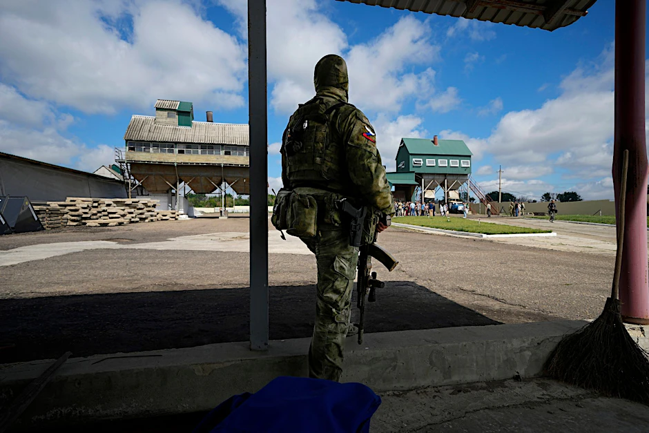 ARCHIV - Ein russischer Soldat in der Ukraine: Offenbar wollen viele Männer, die in der Ukraine fallen könnten, mit eingefrorenem Samen ihren Nachwuchs sichern.  