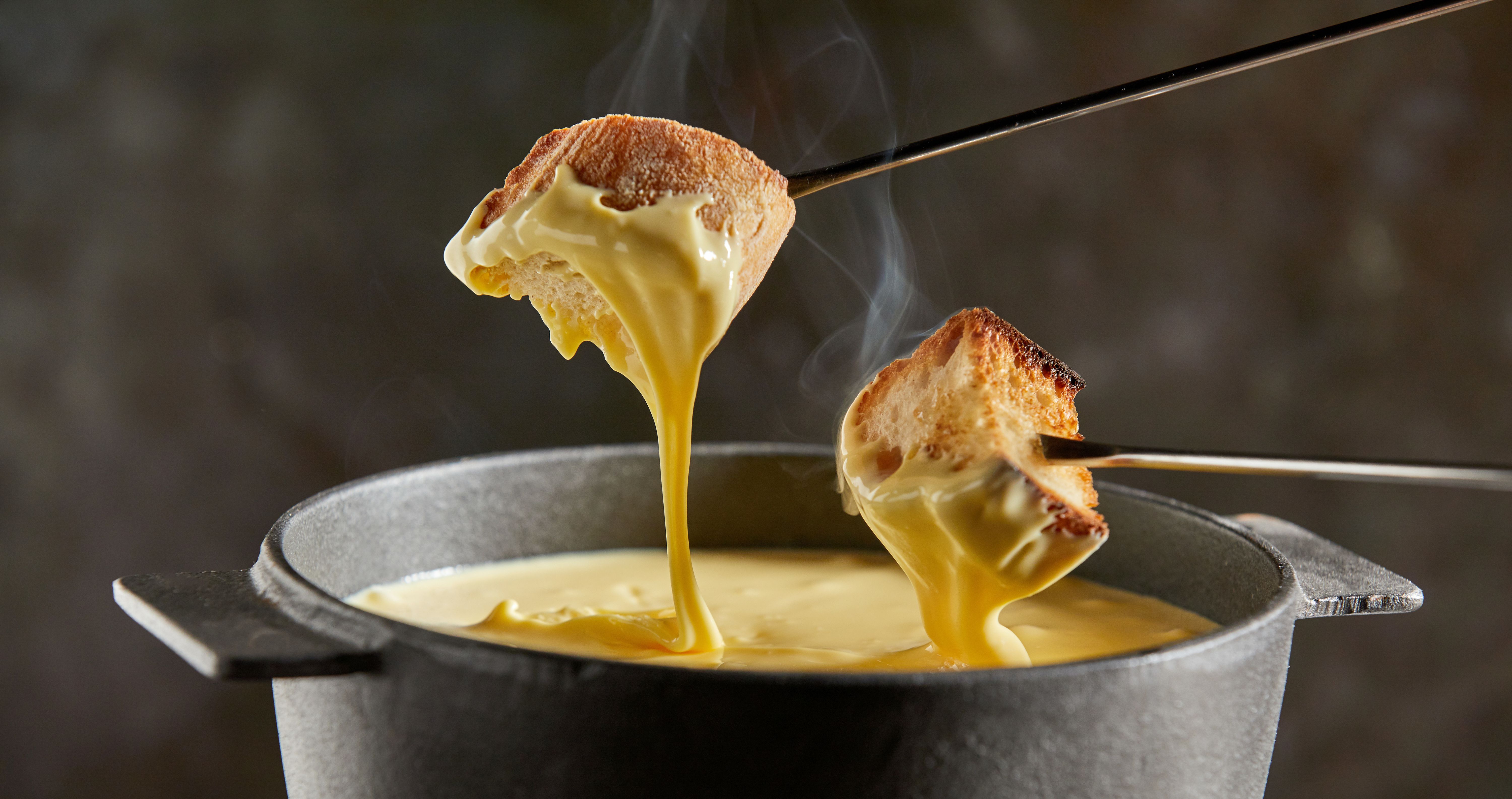 Welcher Käse? Welcher Wein? Wie wird die Käsemasse cremig? Die besten Tipps fürs perfekte Käsefondue