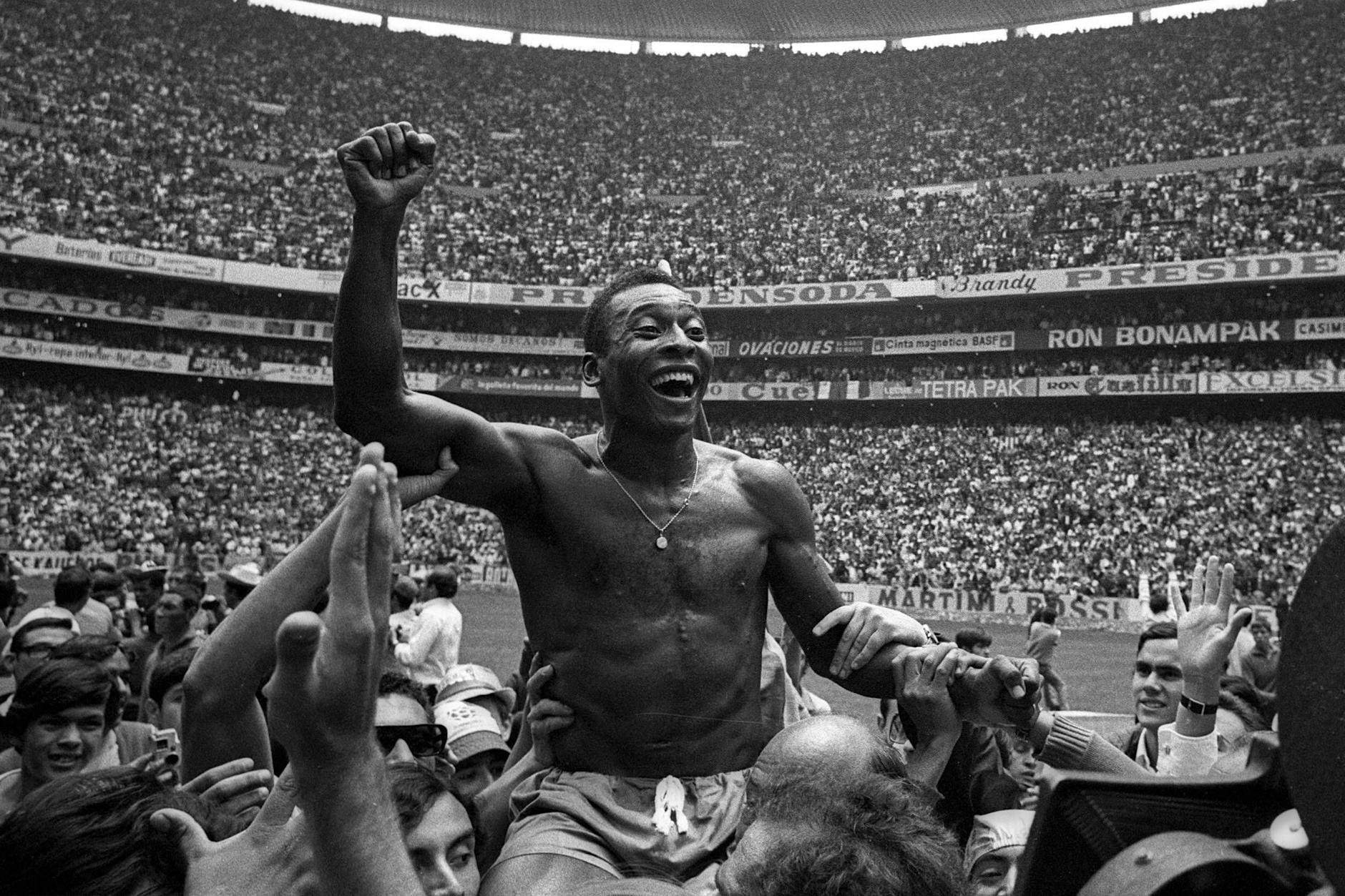 Weltmeister Pelé jubelnd auf den Schultern der Fans nach dem Gewinn des Titels in Mexiko