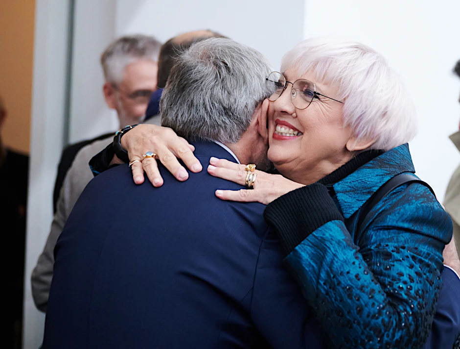 Wir helfen gern, aber für ein Heureka ist es noch zu früh. Kulturstaatsministerin Claudia Roth umarmt Stiftungspräsident Hermann Parzinger.