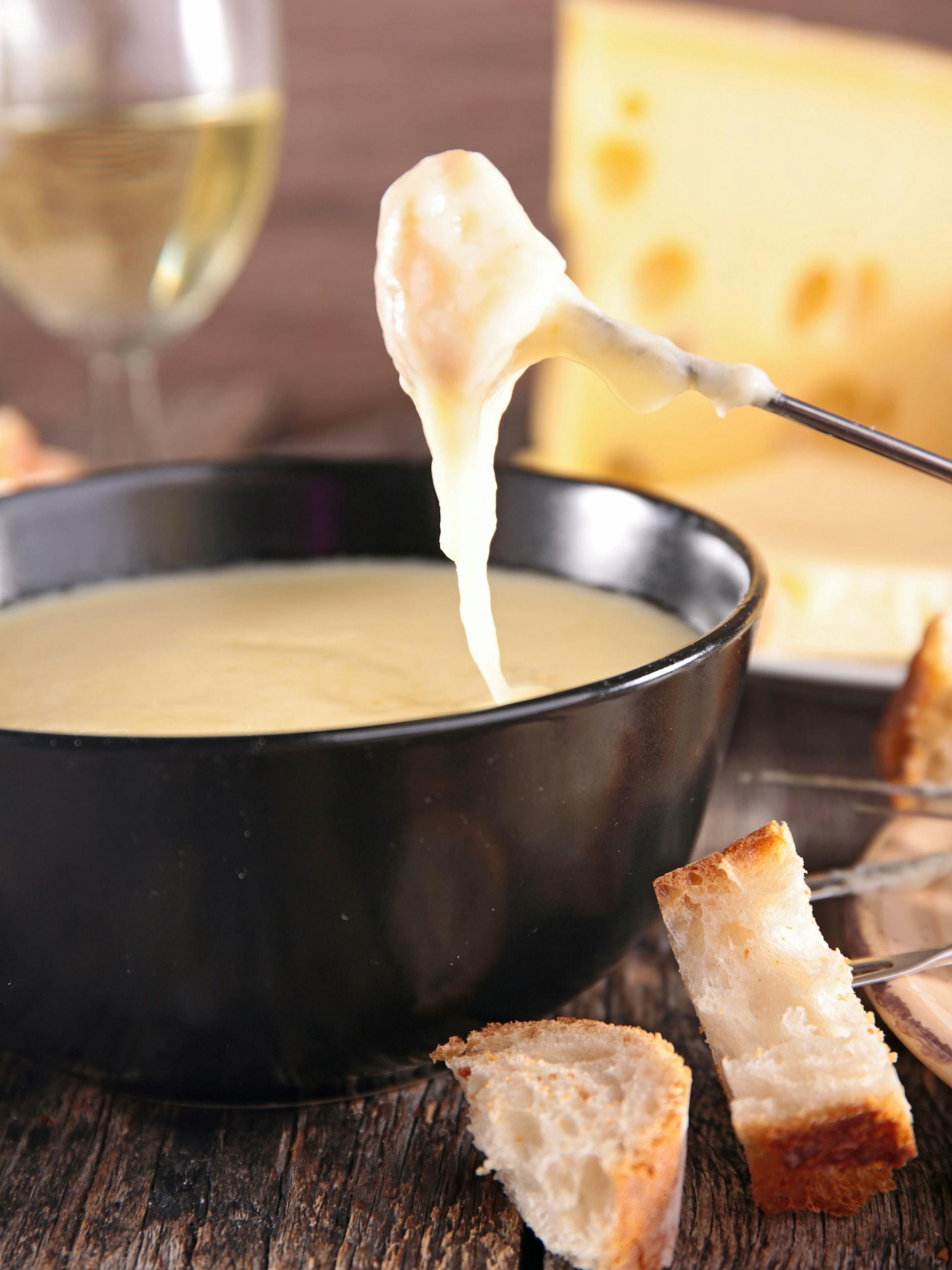 Damit sich Käse und Wein schön cremig vereinen, muss der Wein die richtige Säure haben.