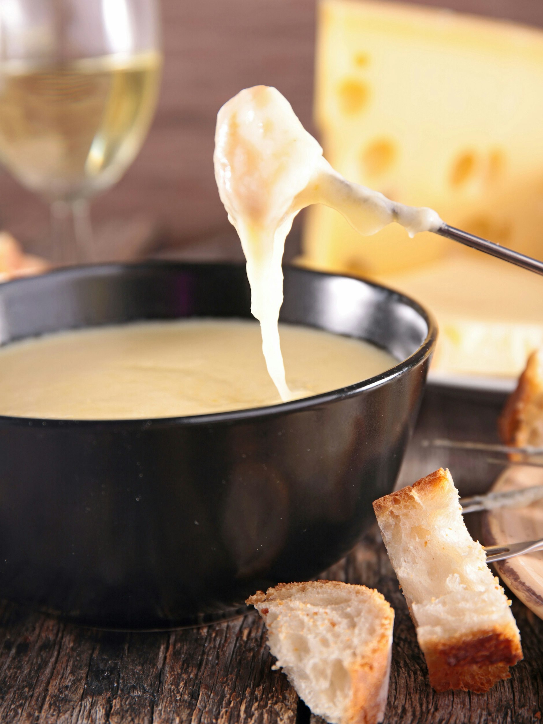 Damit sich Käse und Wein schön cremig vereinen, muss der Wein die richtige Säure haben.