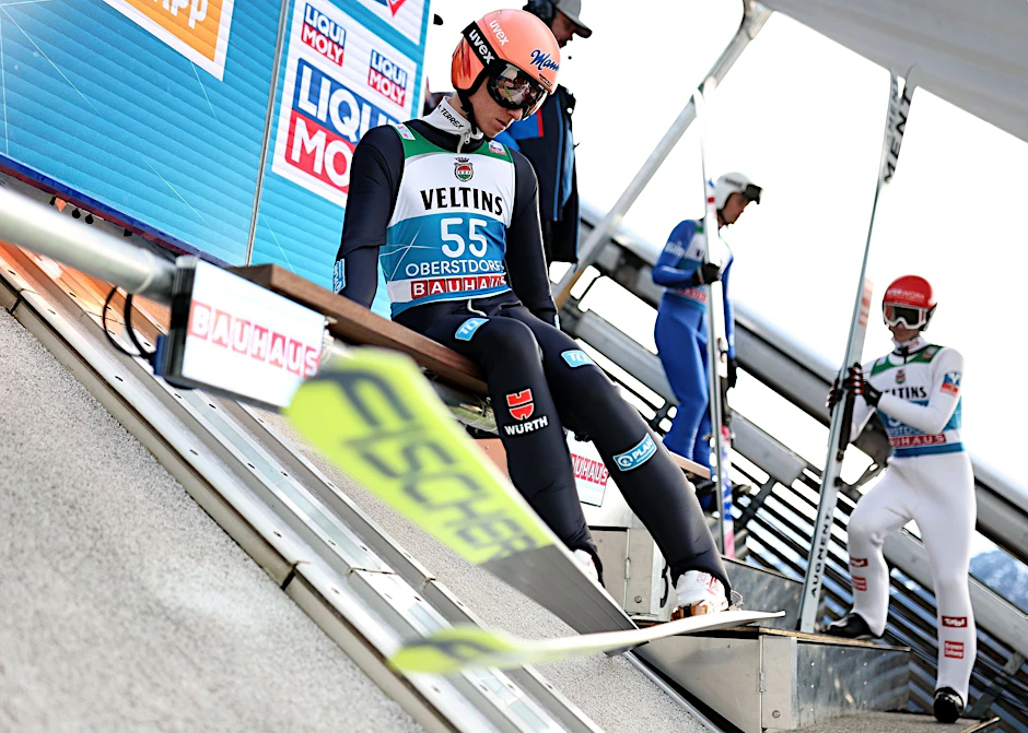 Skispringer Karl Geiger bereitet sich bei der Qualifikation auf seinen Sprung vor.  