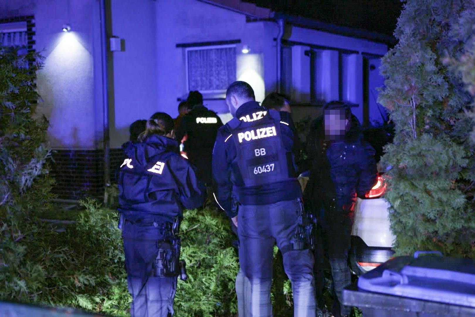Die Polizei Brandenburg mit einem der Festgenommenen.