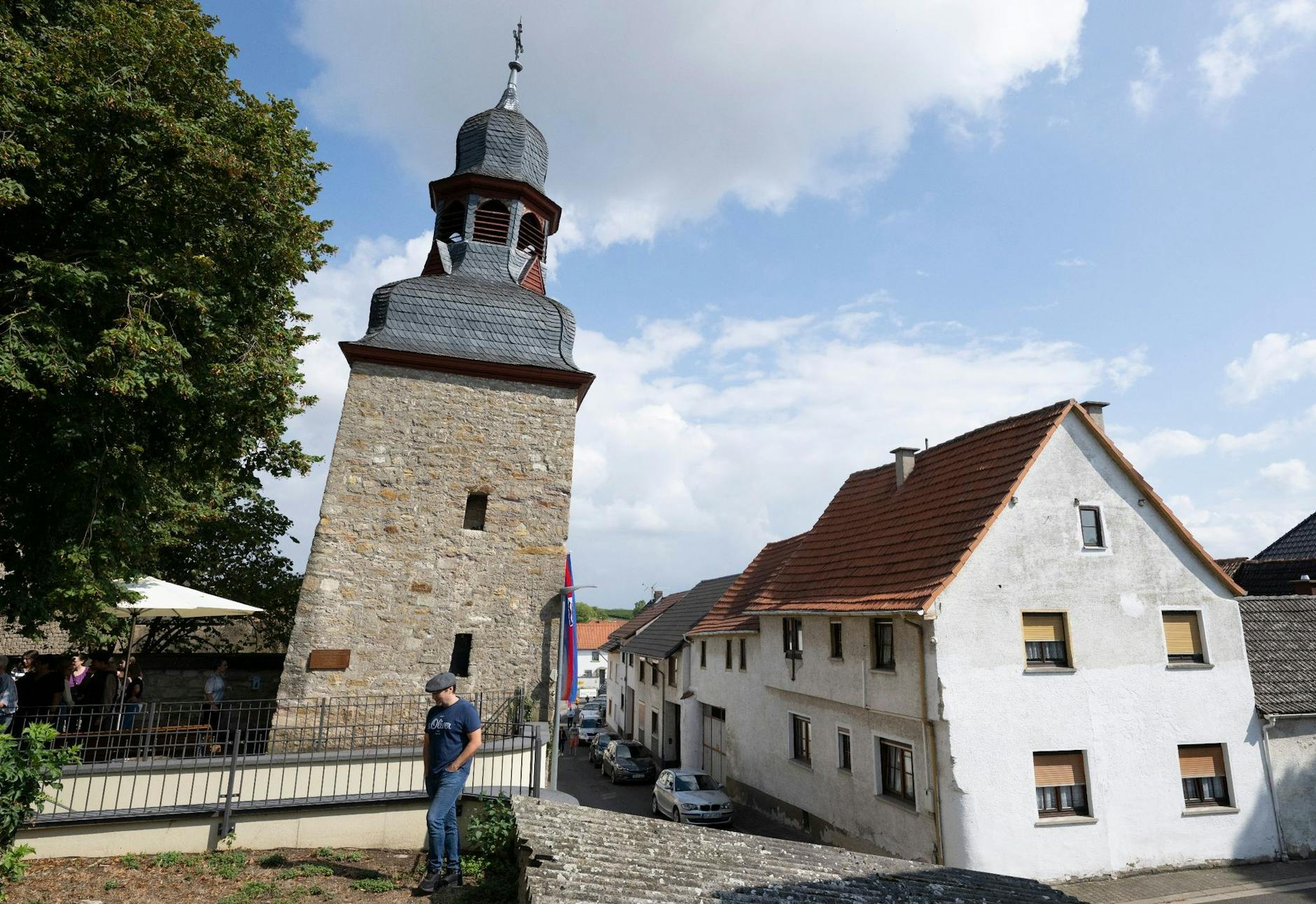ARCHIV - Durch die Neigung von 5,4277 Grad gilt der ehemalige Wehrturm der kleinen Gemeinde Gau-Weinheim als «schiefster Turm der Welt».