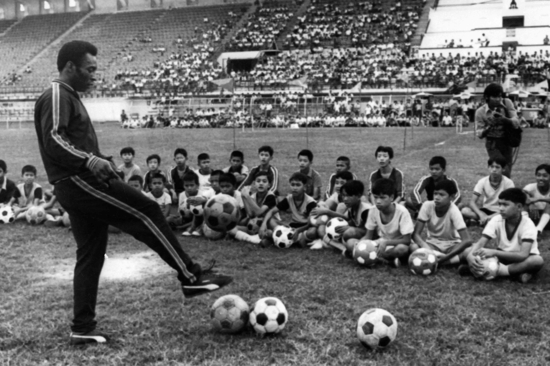 Pelé 1974 bei einem Training mit Kindern in Thailand