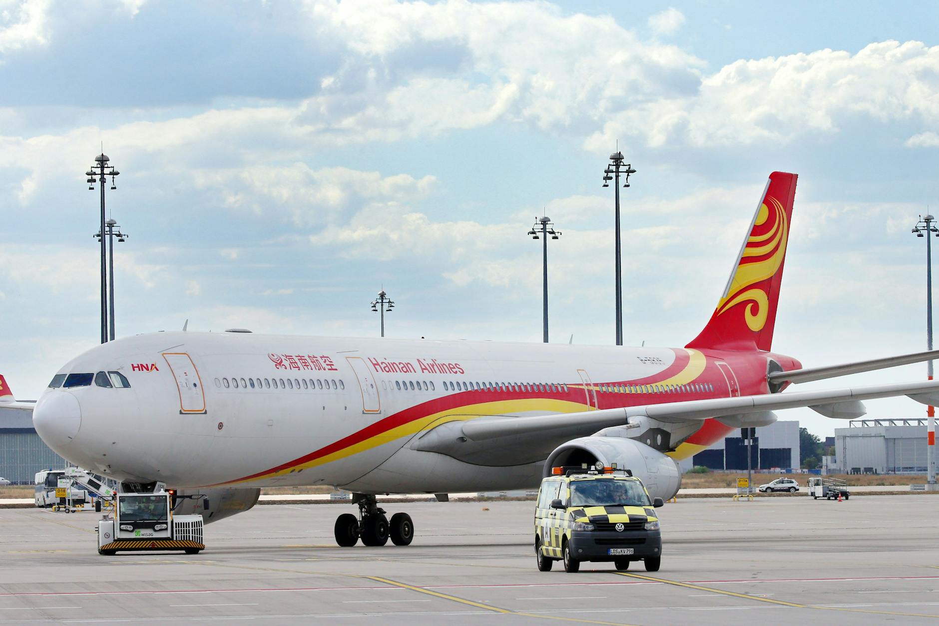  Ein Airbus A330-300 der chinesischen Fluggesellschaft Hainan Airlines am Flughafen Berlin Brandenburg.