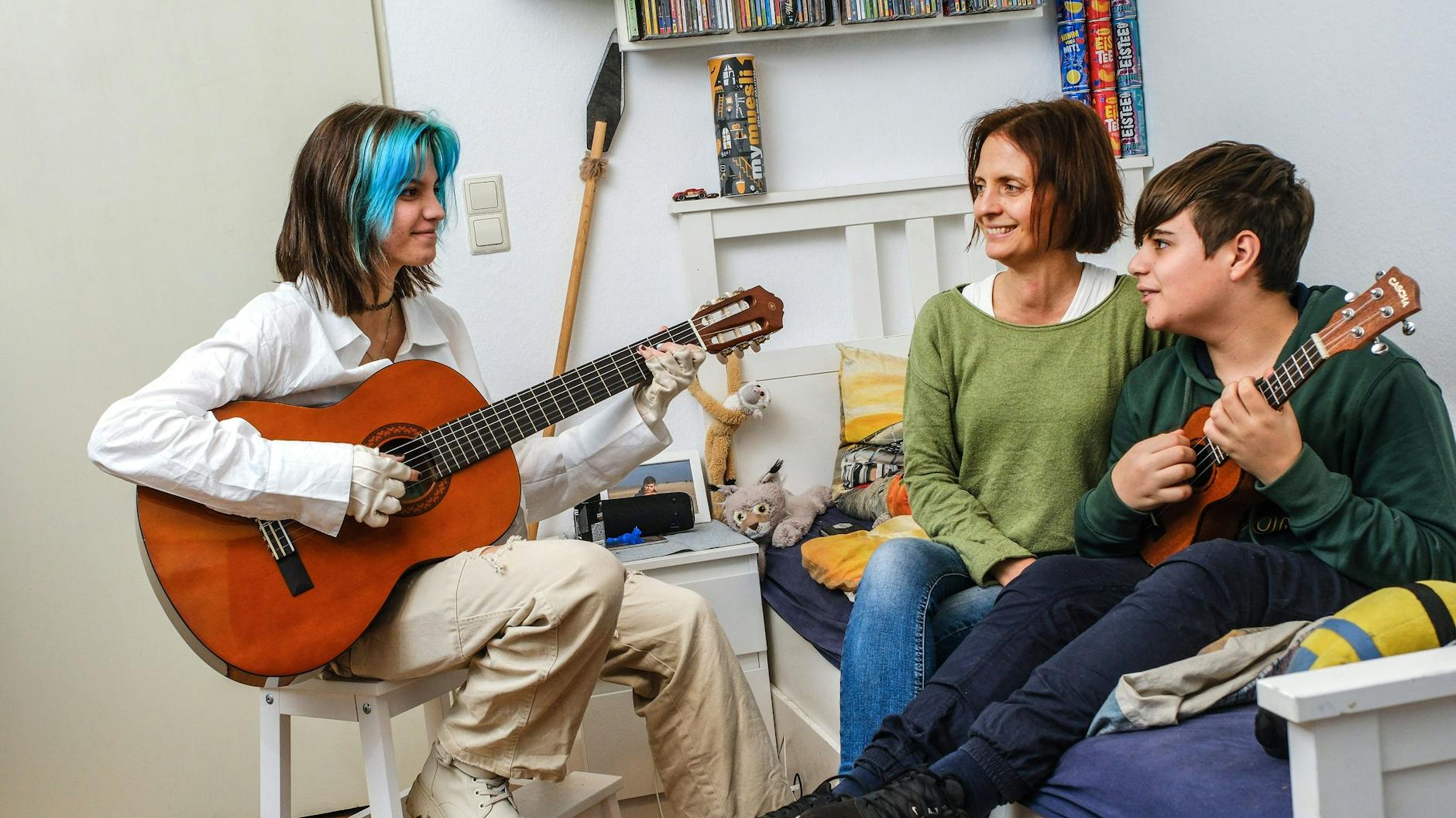 Johan (r.) mit seiner Schwester Lara (l.) und seiner Mutter Tanja