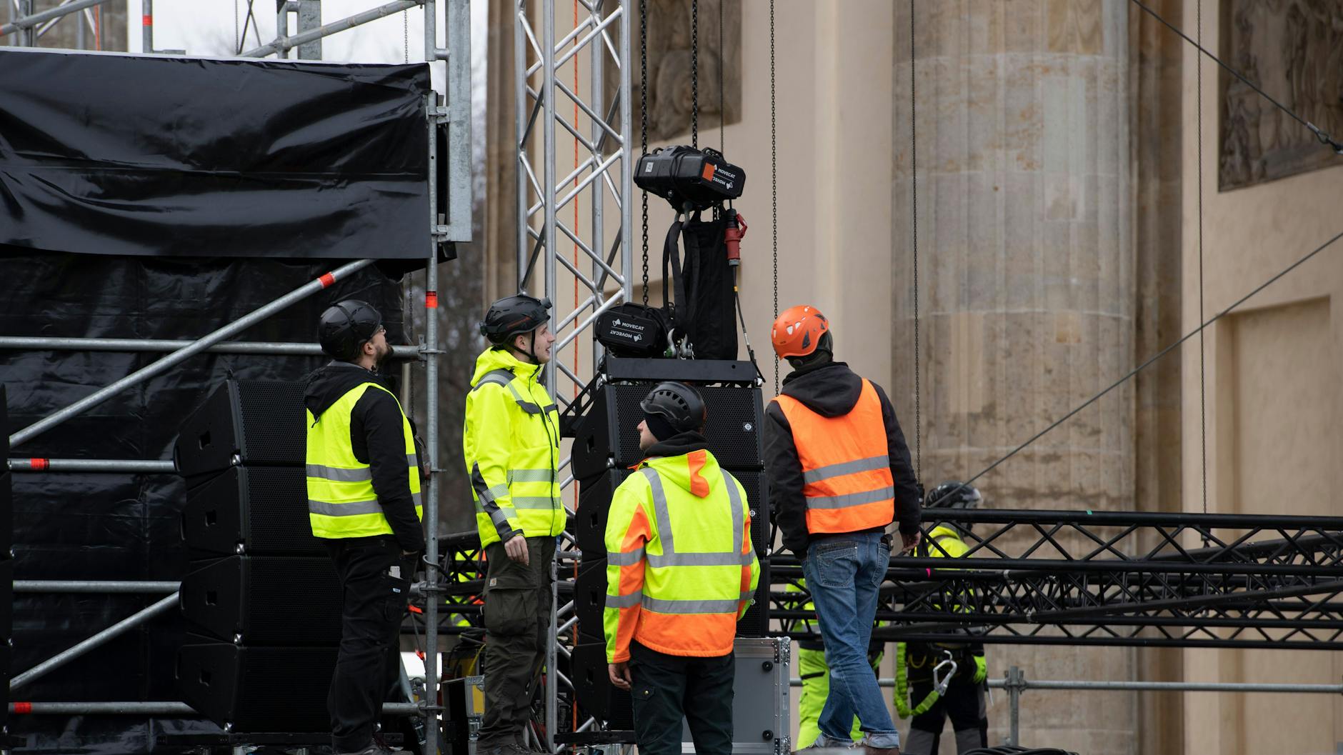 2Die Aufbauarbeiten laufen bereits am Brandenburger Tor.