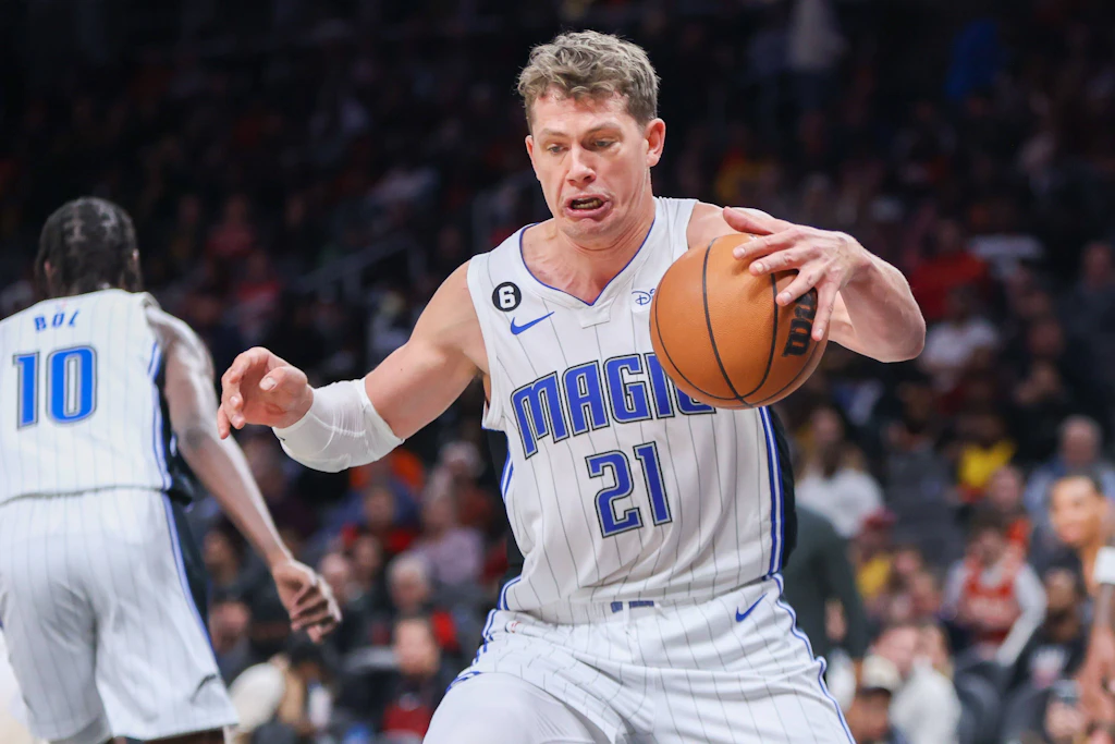 +++ Mit Video +++ Beim Basketball! Berlins Nationalspieler Moritz Wagner bei Prügelei ausgeknockt