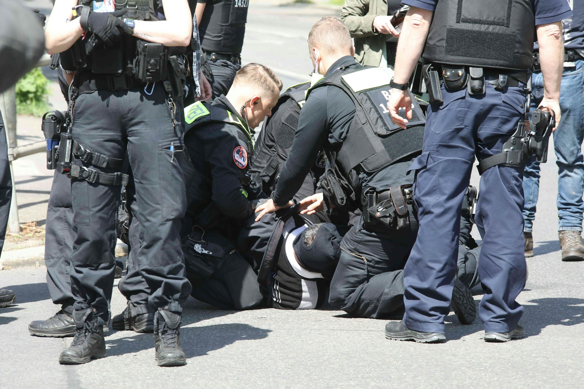 Polzisten nehmen den Mörder von Zohra Gul fest.