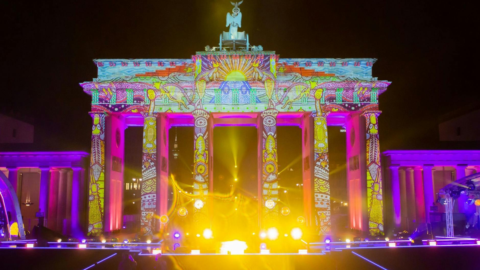 Lichtspektakel am Brandenburger Tor - so könnte der Feuerwerksersatz aussehen. 