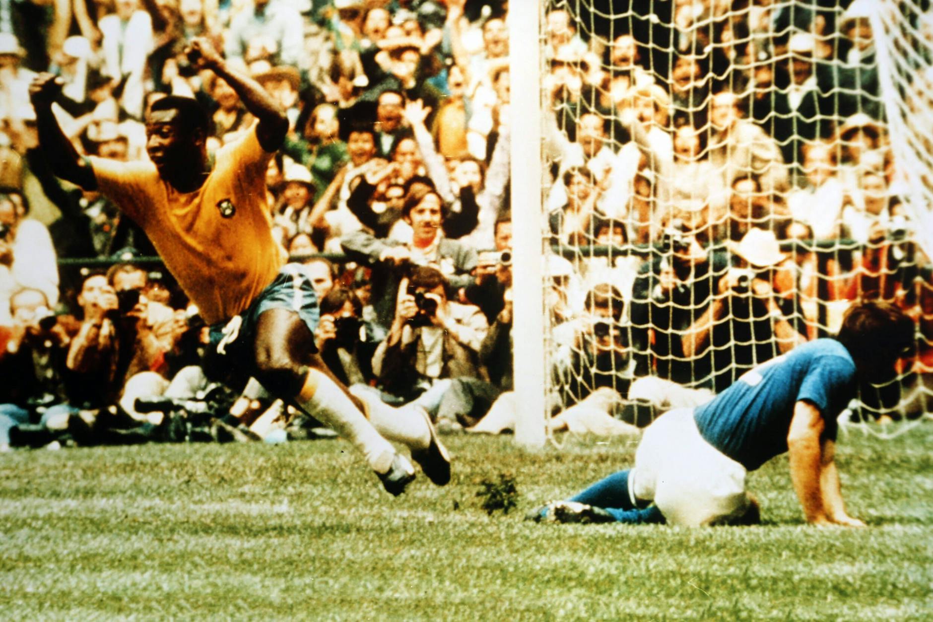 Pelé feiert ein WM-Tor gegen Italien bei der Weltmeisterschaft 1970 in Mexiko.