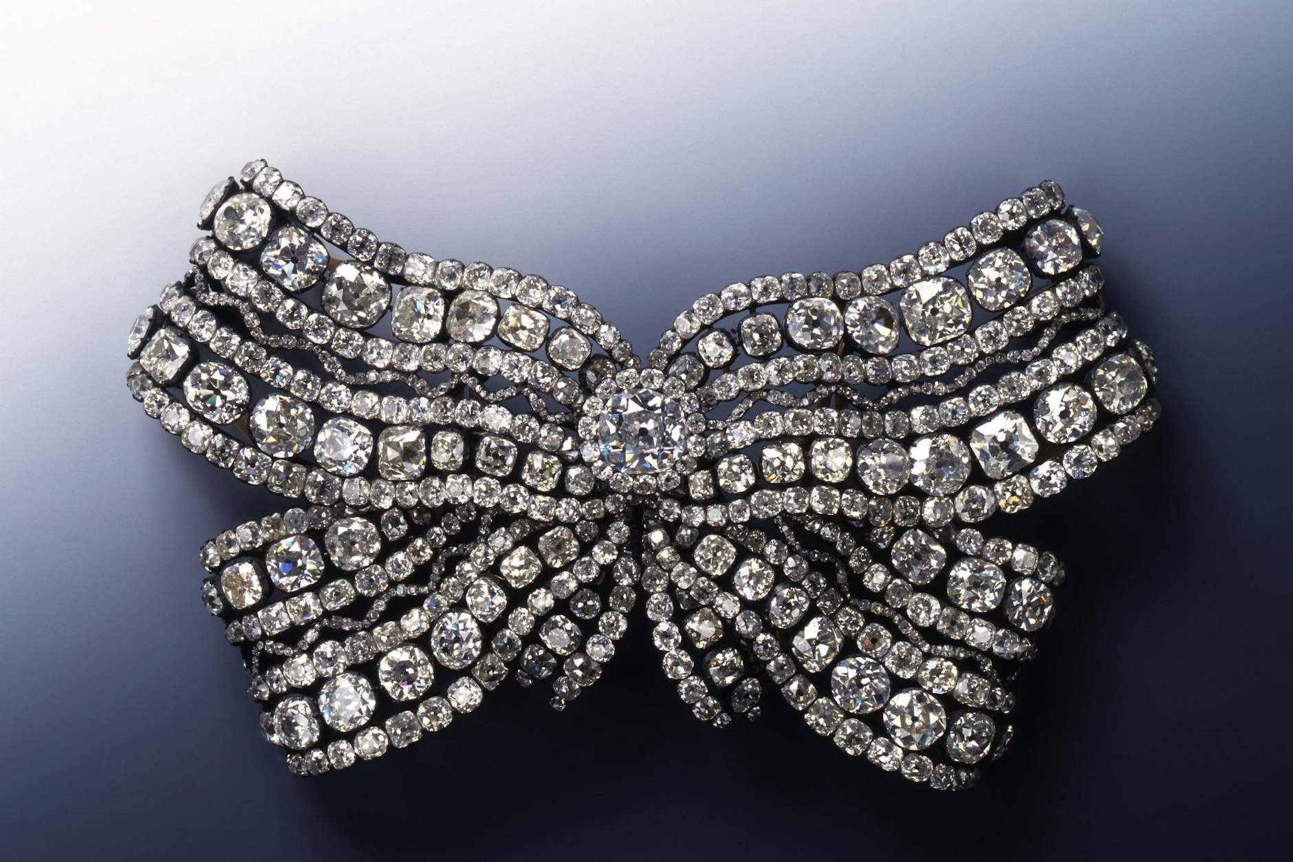 Die vor drei Jahren aus dem Grünen Gewölbe gestohlene Große Brustschleife der Königin Amalie Auguste fehlt noch. Wird sie vielleicht stolz von jemandem getragen?