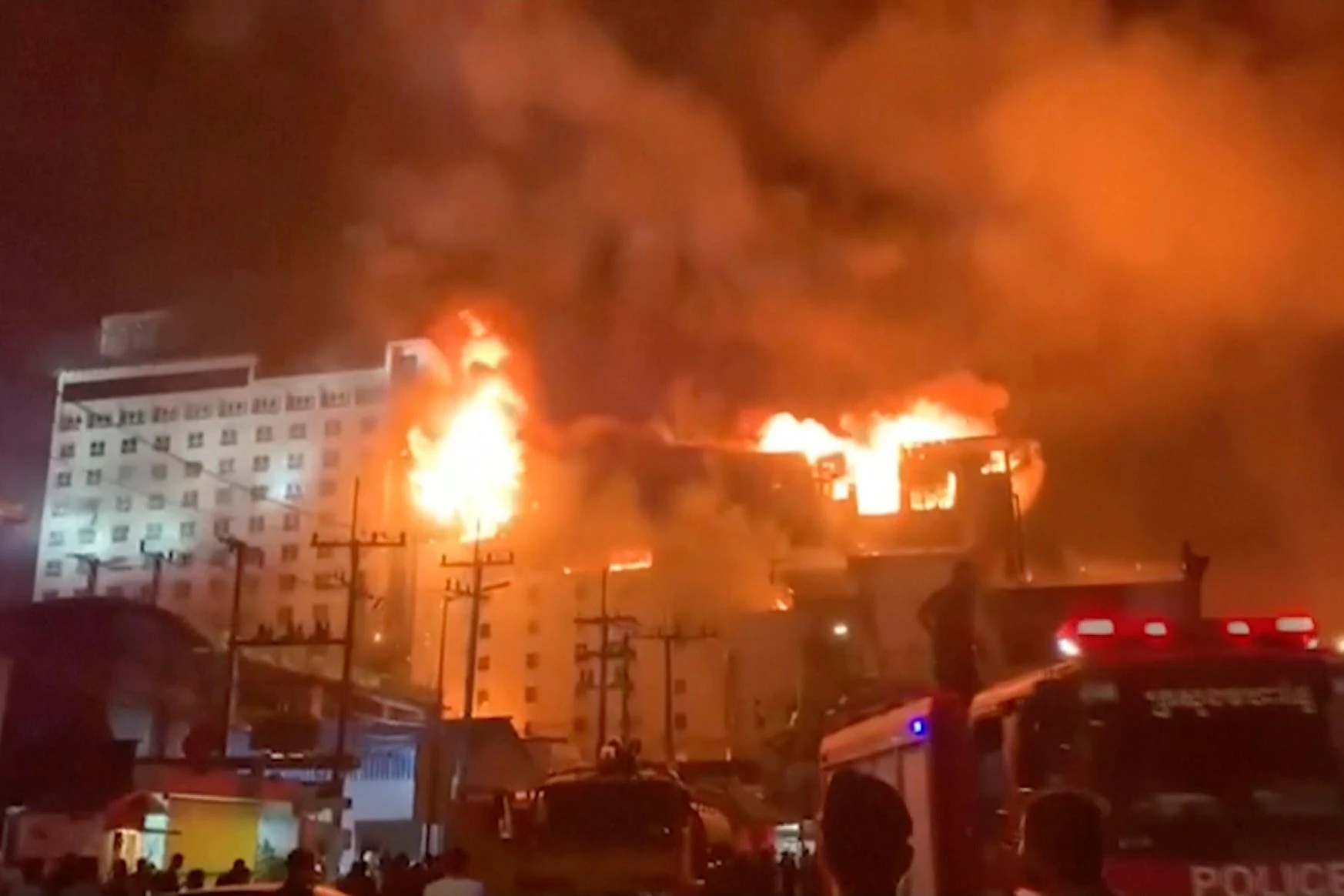 Flammen steigen von einem Teil des Grand Diamond City Kasinos und Hotels auf.&nbsp;
