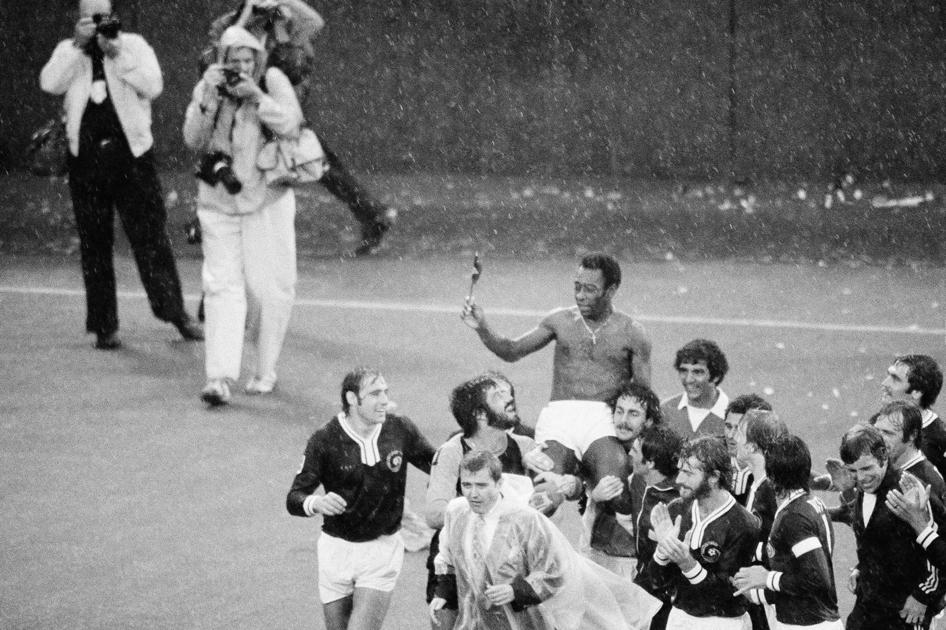 1977: Pelé wird von seinen Teamkollegen in East Rutherford, New Jersey vom Platz getragen.