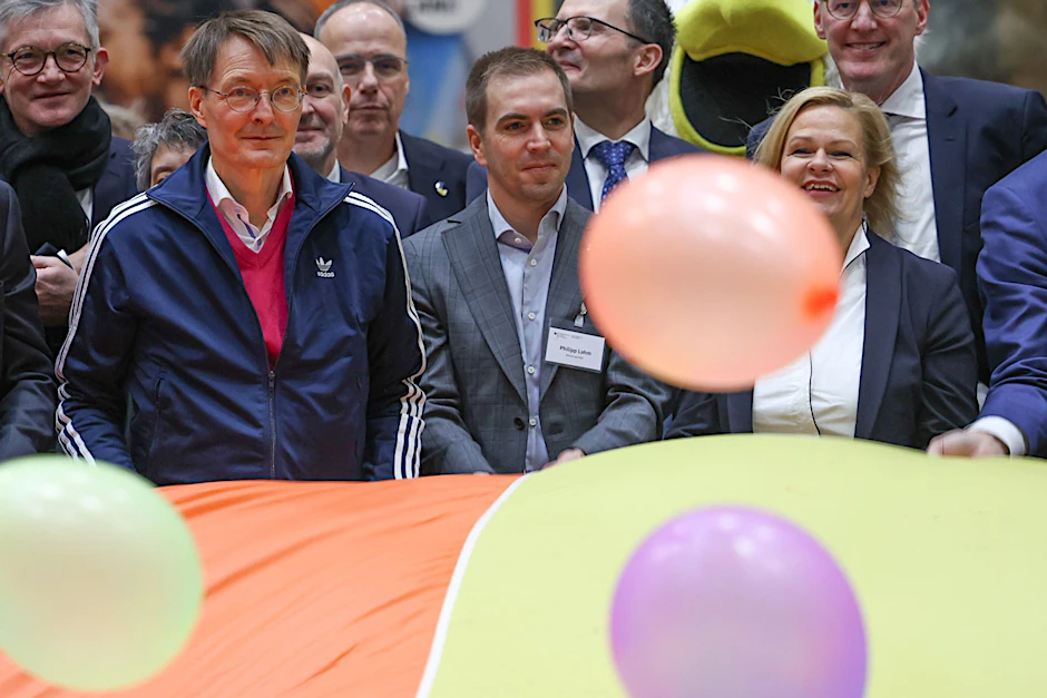 Bundesgesundheitsminister Karl Lauterbach (l), Philipp Lahm Bundesinnenministerin Nancy Faeser beim Bewegungsgipfel in Berlin.  