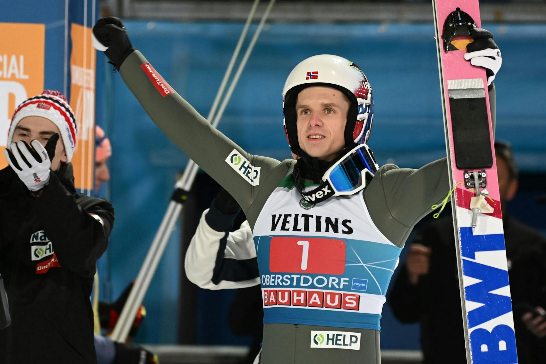 Der Norweger Halvor Egner Granerud jubelt nach seinem Sieg beim Auftaktspringen der Vierschanzentournee in Oberstdorf.