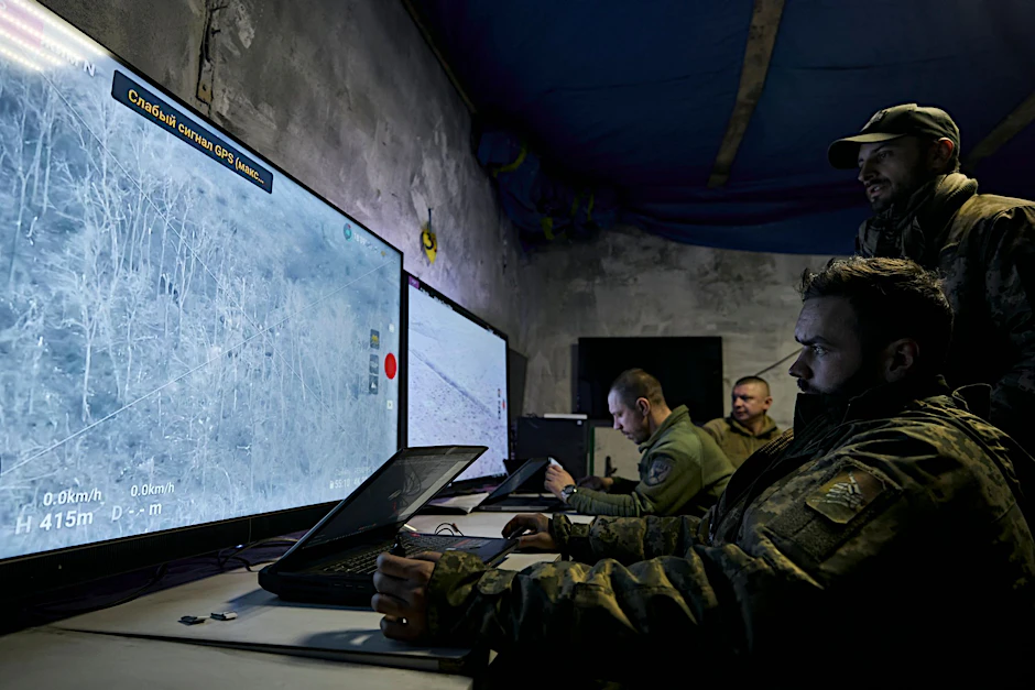 Ukrainische Soldaten verfolgen auf Monitoren die Übertragung von Drohnen in einer unterirdischen Kommandozentrale.  