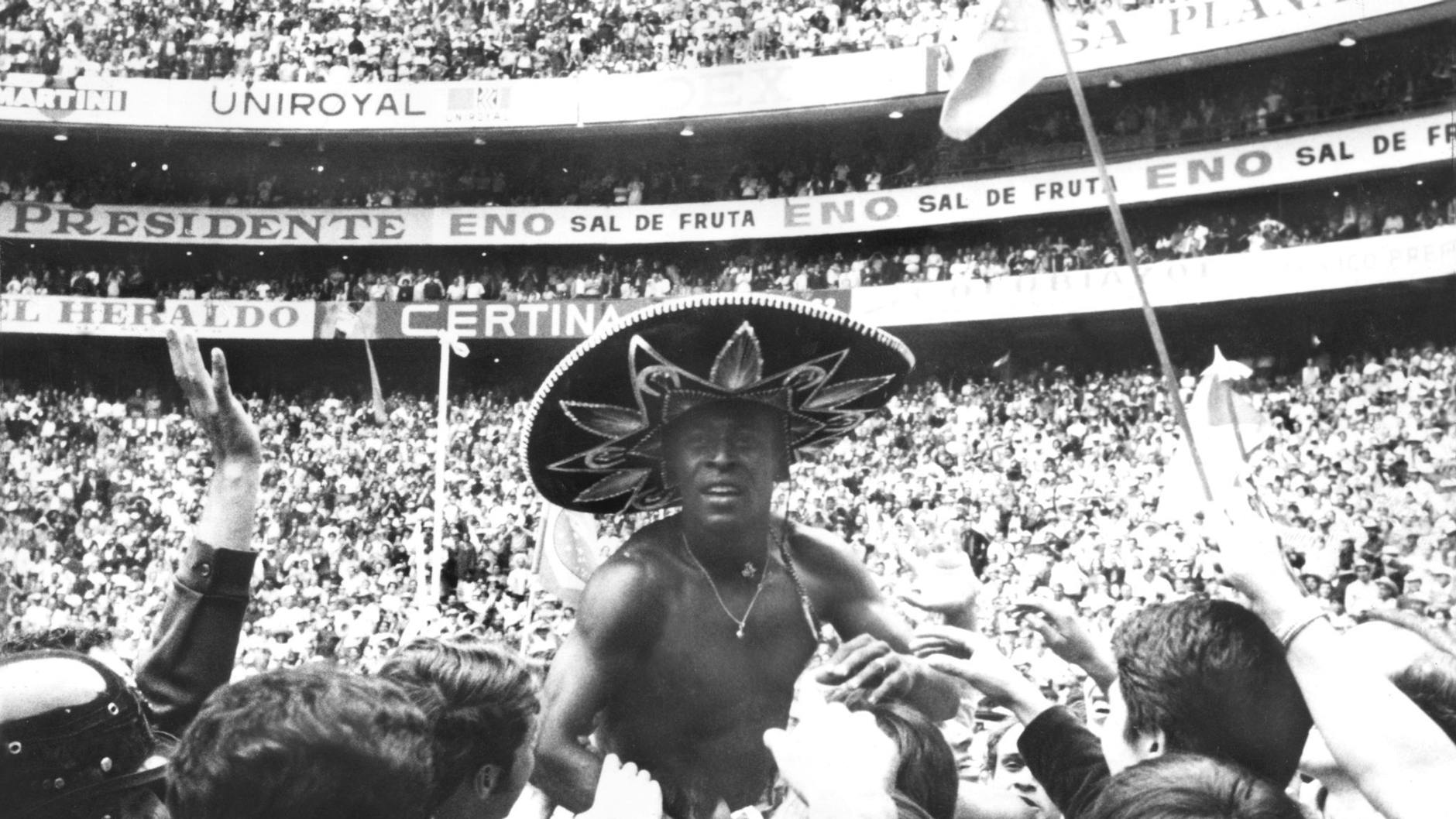 Pelé wird bei der WM 1970 von begeisterten Fans zur Siegerehrung getragen. 
